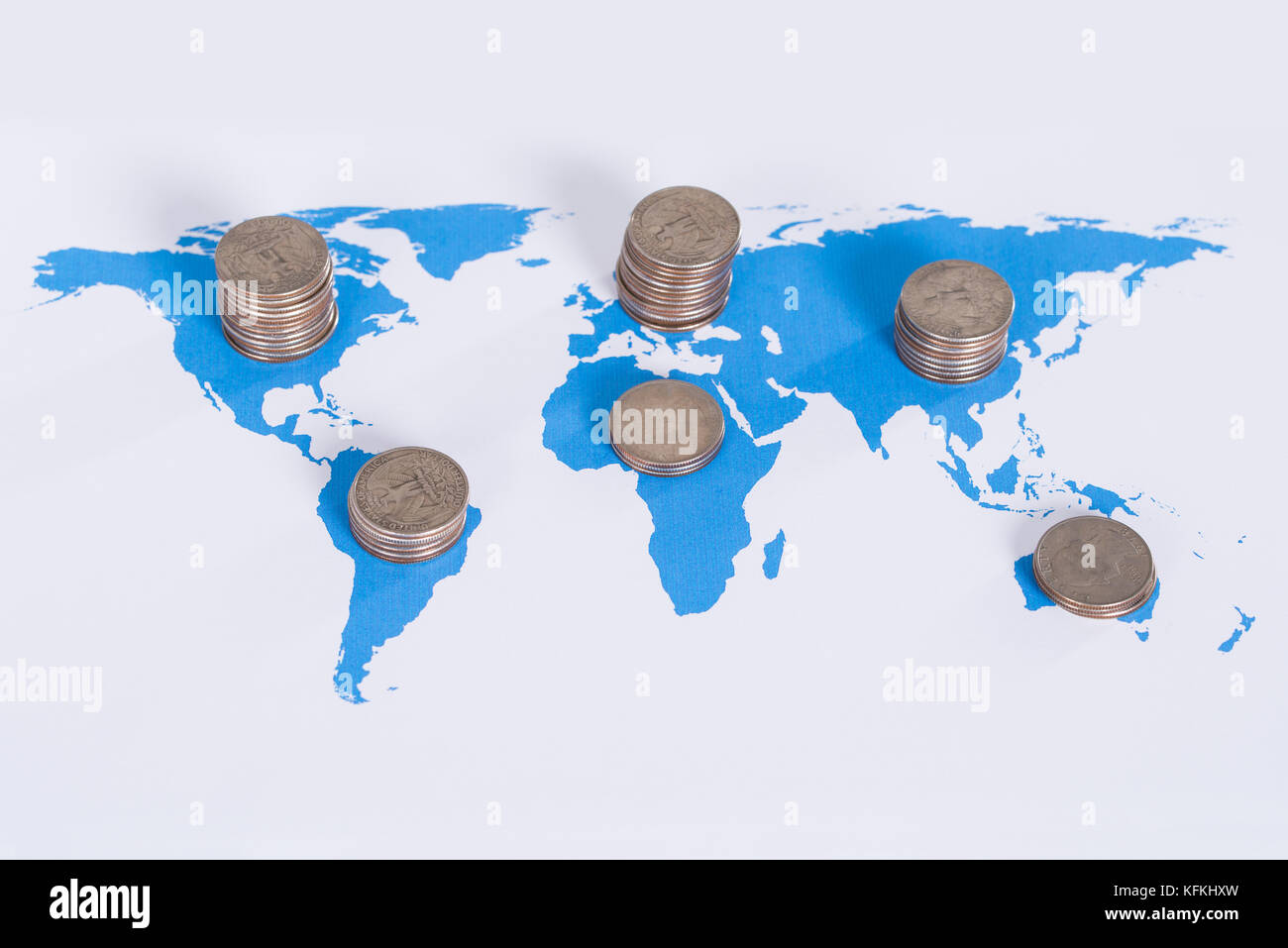 Global Business-Konzept. Münze-Stack auf Weltkarte Stockfoto