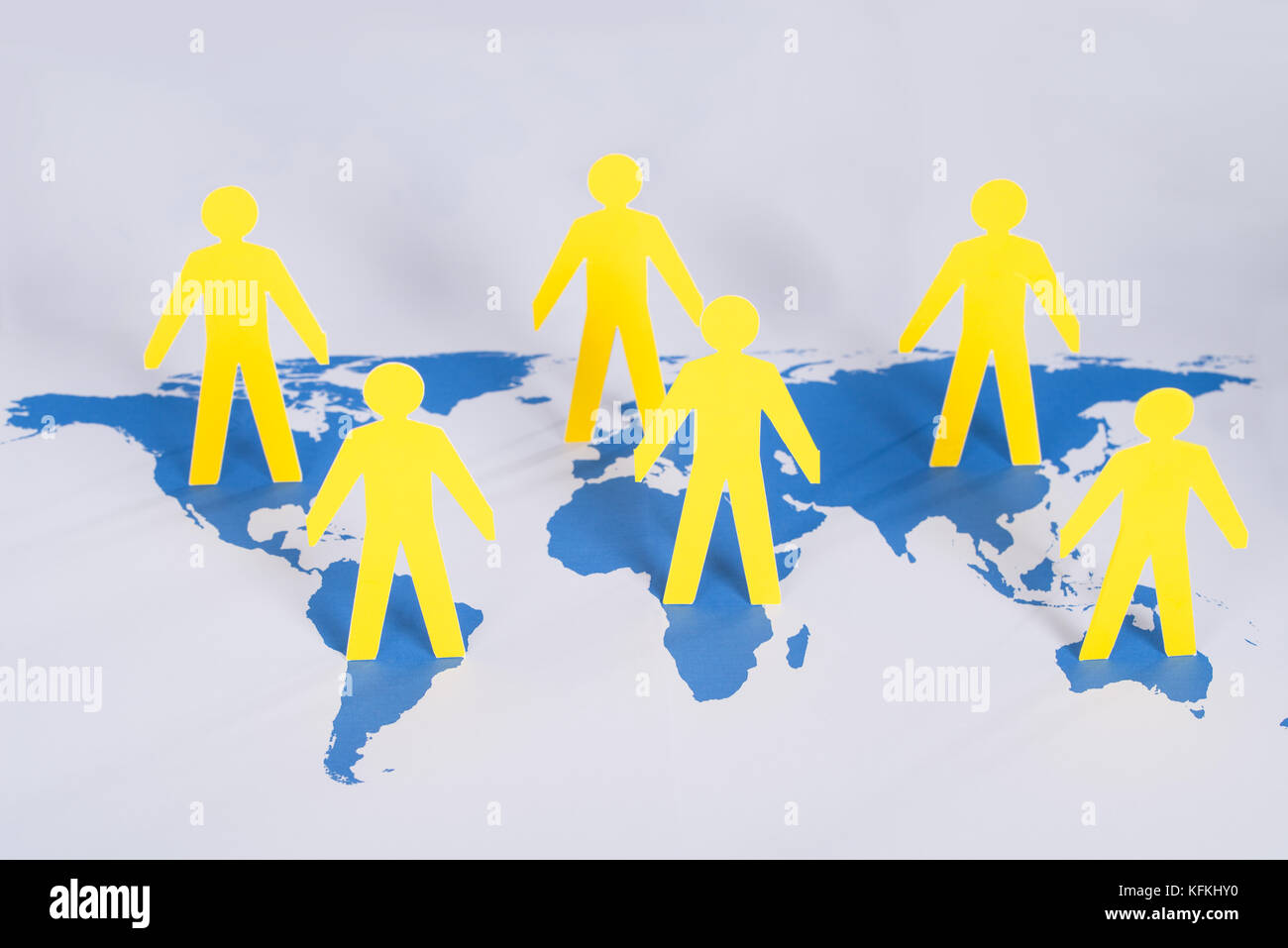 Soziale Netzwerk-Konzept. Papier-Menschen auf der Weltkarte Stockfoto