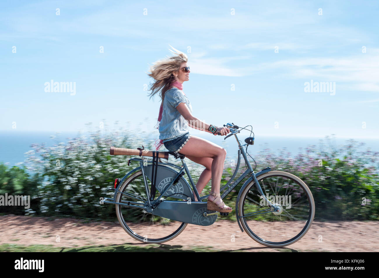 Los Angeles, Ca - 11. Juli: Frau reitet ein Fahrrad auf einem Pfad mit Blick auf den Ozean in Los Angeles, Kalifornien am 30. März 2011. Stockfoto