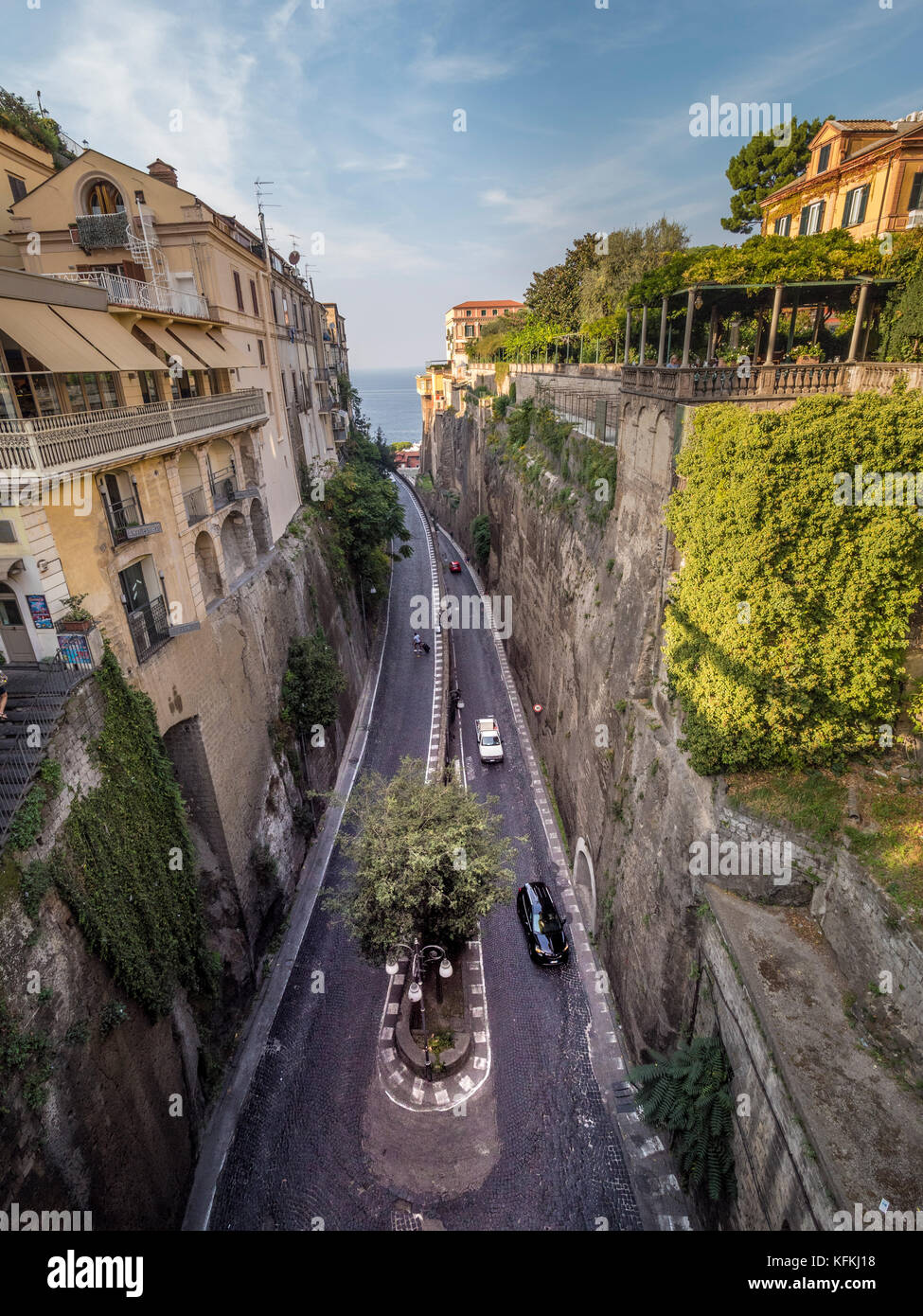 Luftaufnahme der Via Luigi De Maio. Kurvenreiche Straße führt nach Marina Piccola. Sorrento, Italien. Stockfoto