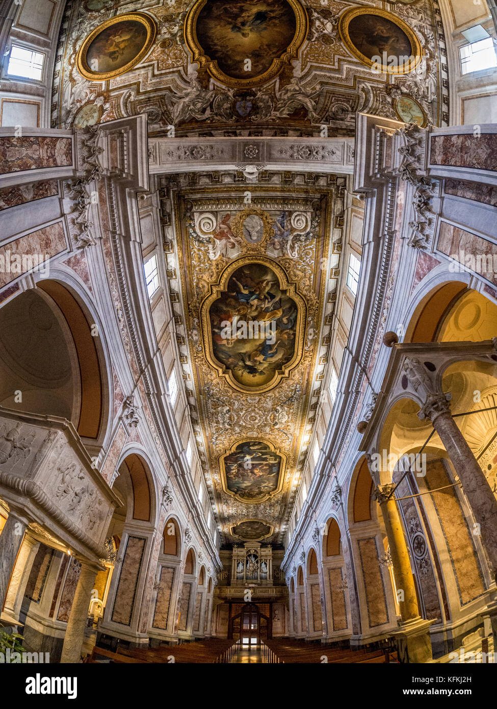 Fisheye Schuß des Ganges und die Decke der Kathedrale von Sorrento, Sorrento, Italien. Stockfoto