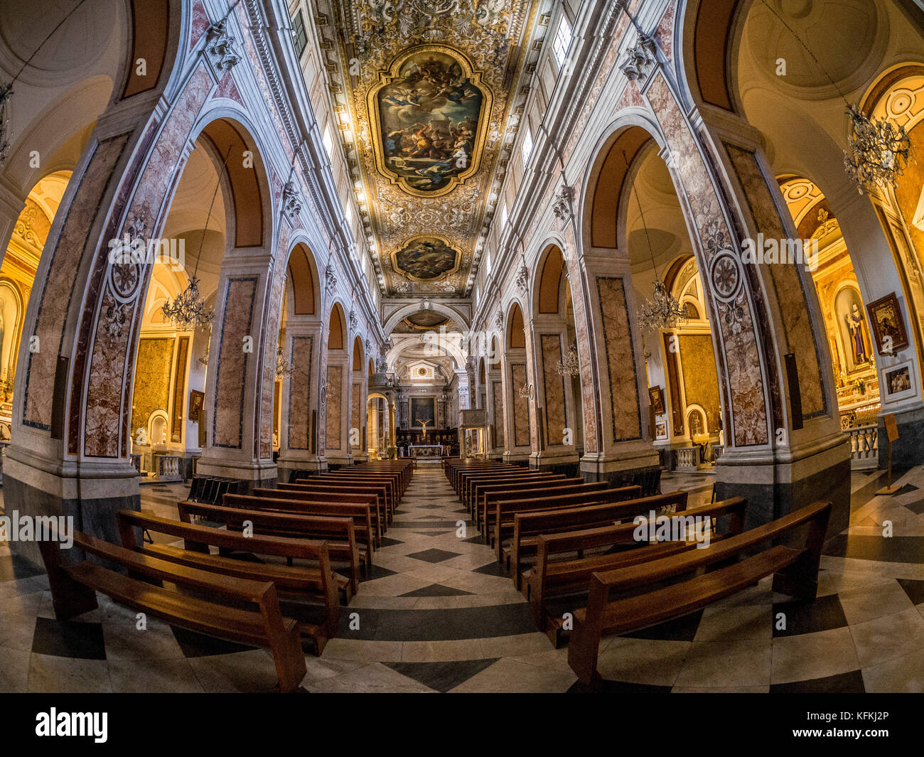 Fisheye Schuß des Ganges im Inneren der Kathedrale von Sorrento, Italien Stockfoto