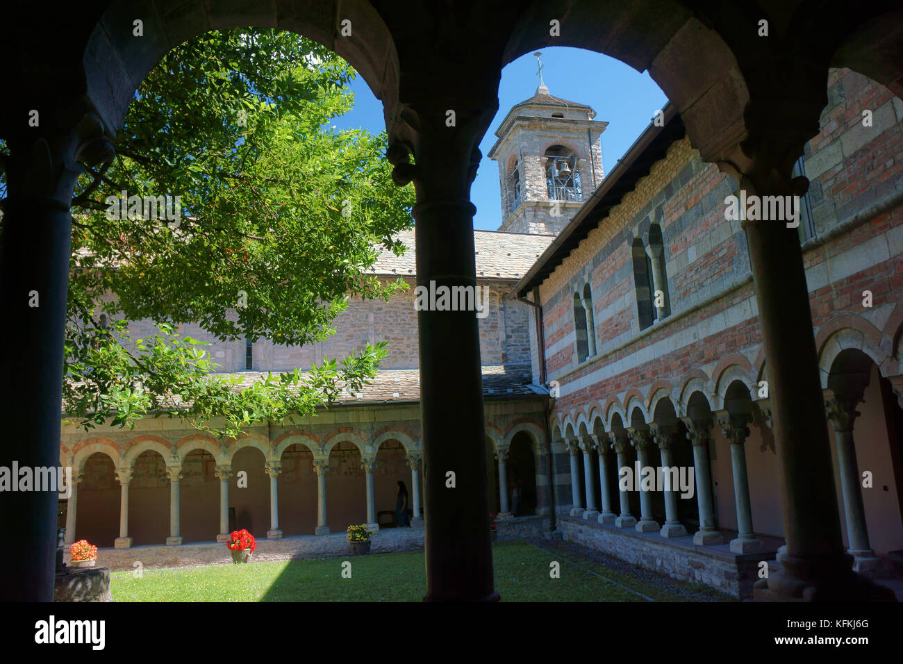 Kreuzgang der Abtei von Piona mit Glockenturm, Comer See, Lecce, Italien Stockfoto
