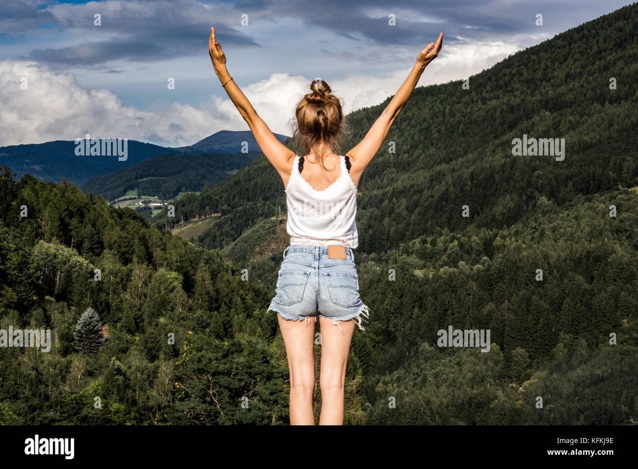 Freie Frau ihre Hände heben Stockfoto