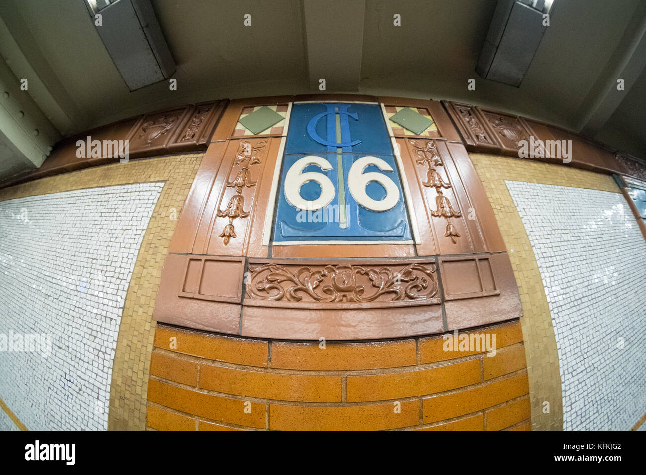 66Th Street Keramik Mosaik Wandbild an der 66th Street, Lincoln Center u-bahn Station, New York City, NY, Vereinigte Staaten von Amerika. Stockfoto