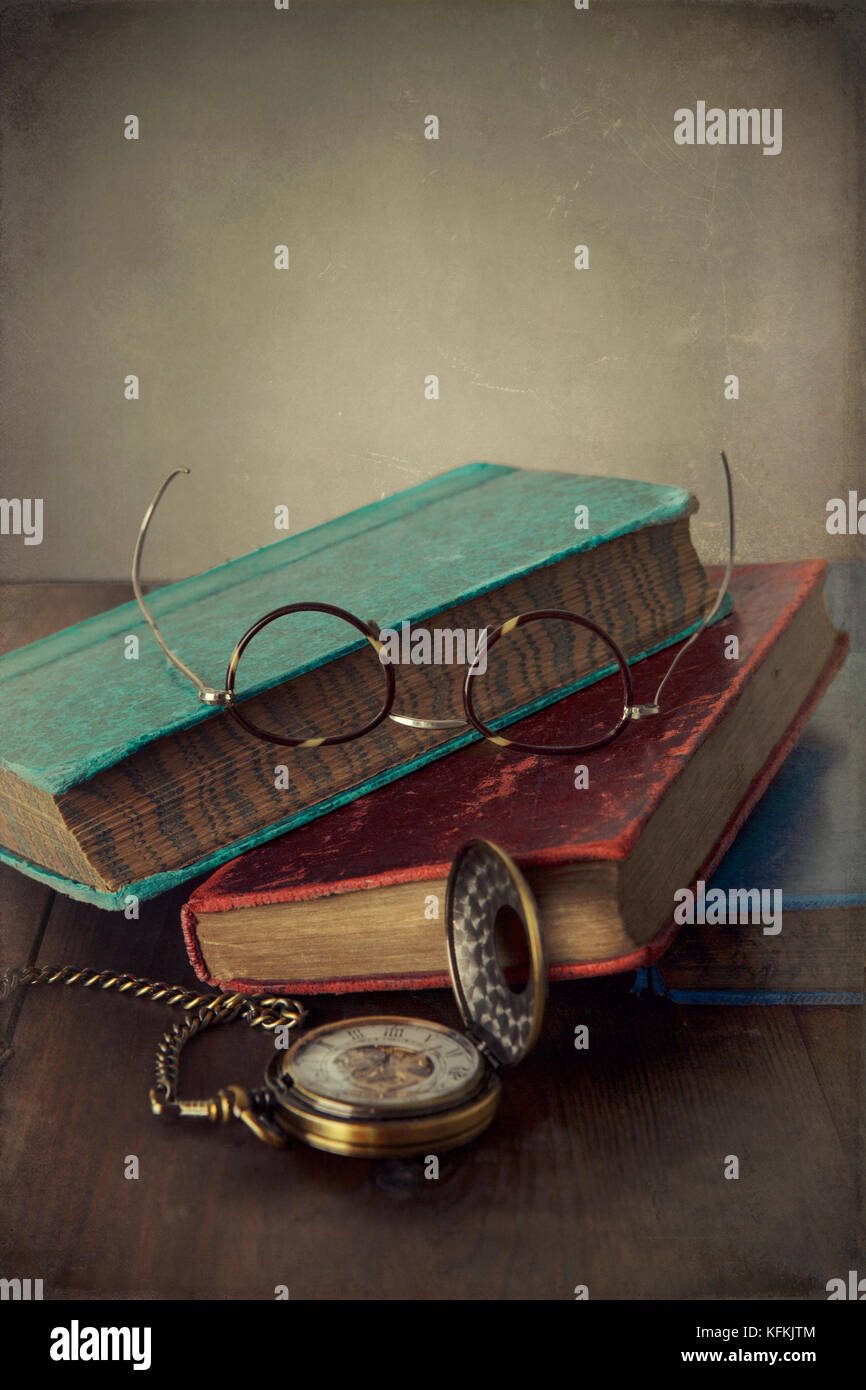 Alte Vintage Books mit Taschenuhr und Brillen Stockfoto