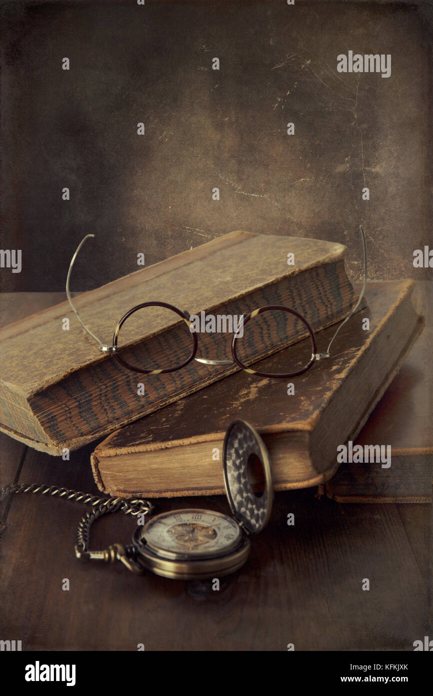 Alte Vintage Books mit Taschenuhr und Brillen Stockfoto