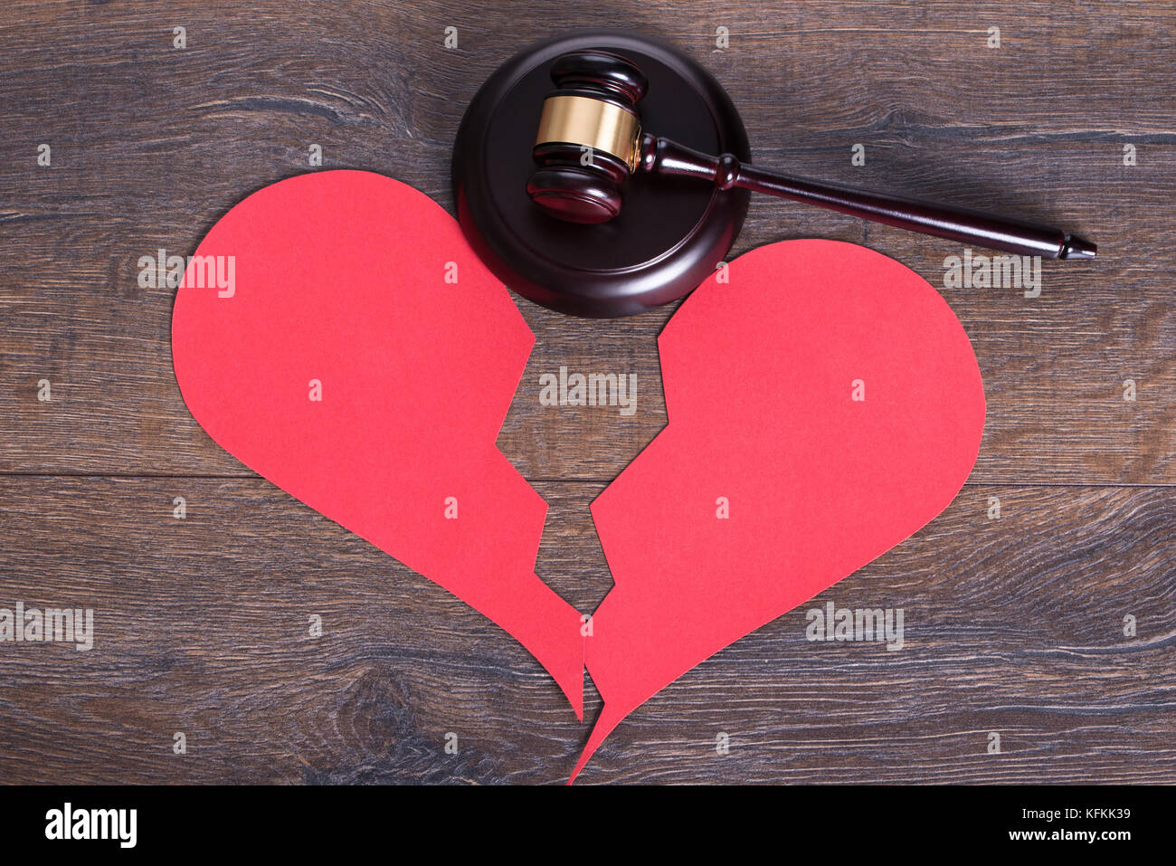 Hammer und gebrochenes Herz Form in der Scheidung Konzept Stockfoto