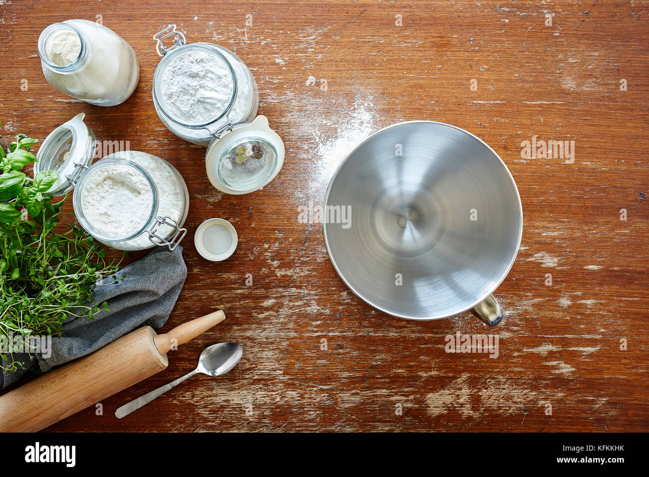 Backen in der atmosphärischen Küche Szene Mehl und Schüssel Stockfoto