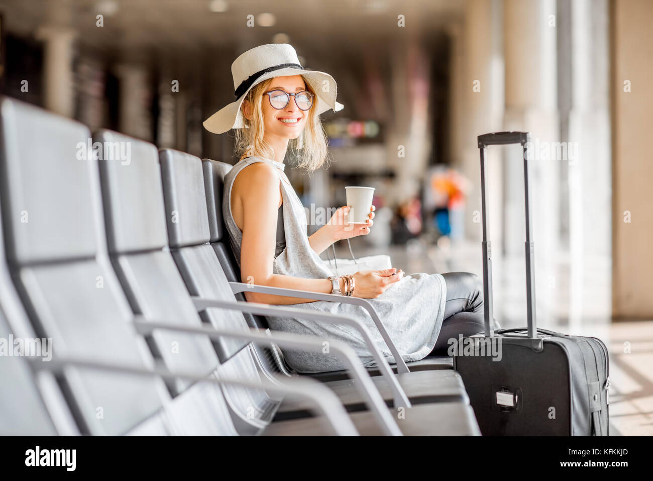 Frau am Flughafen Stockfoto