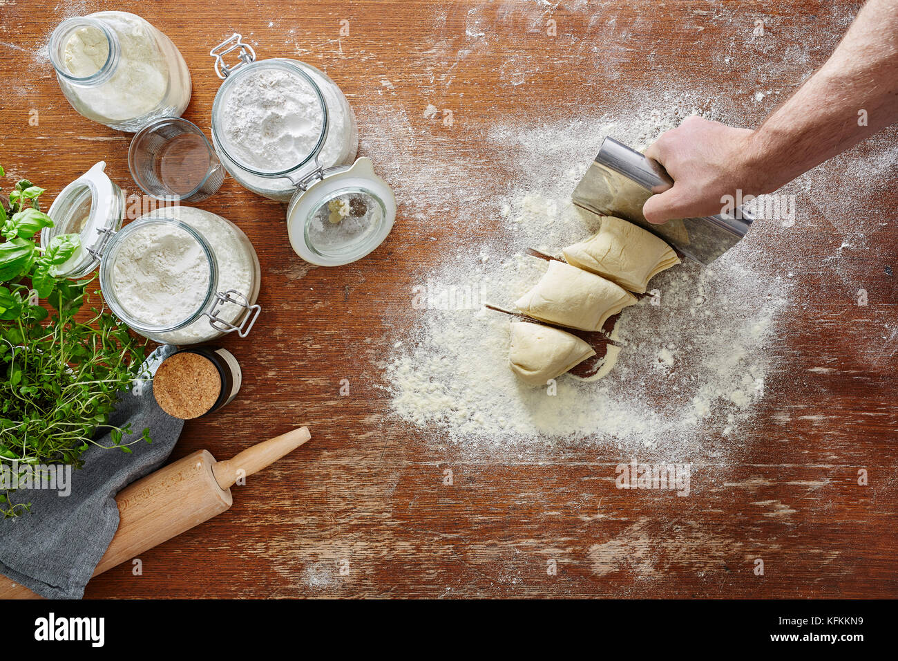 Hand schneiden Pastateig first person Perspektive Stockfoto