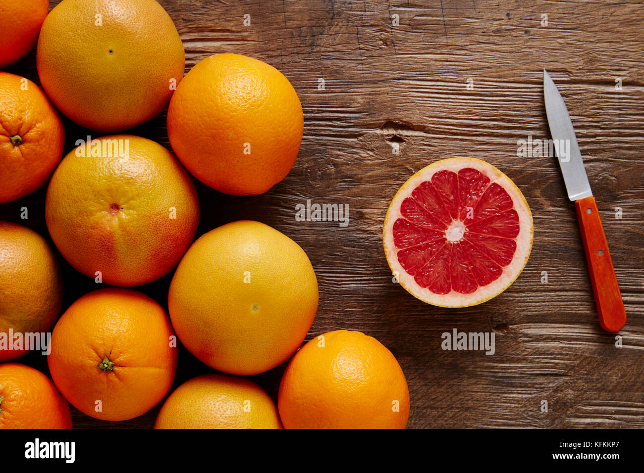 Bündel von organischen Pampelmusen und Grapefruit in Scheiben geschnitten Stockfoto