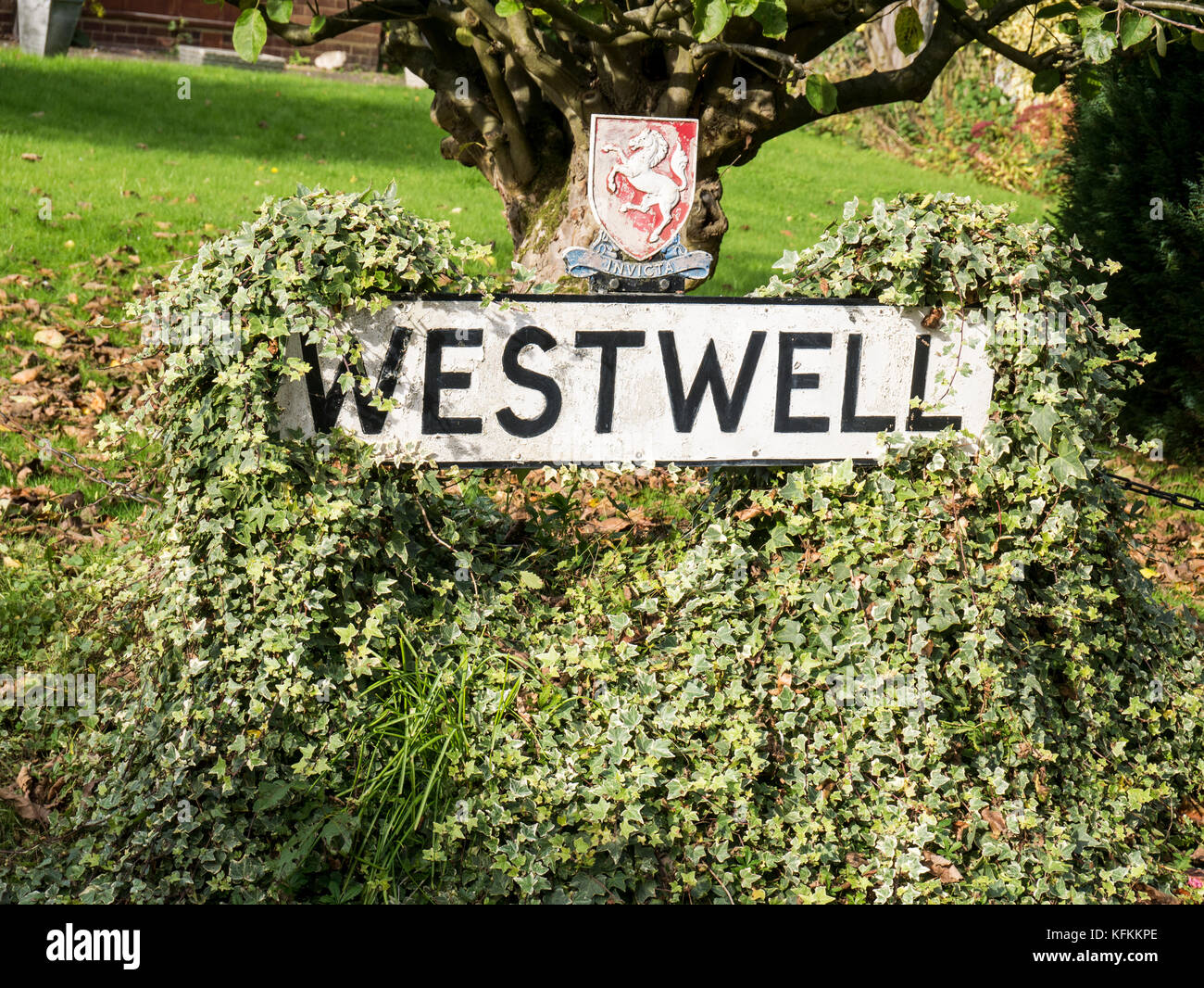 Schild Westwell, Kent Village Stockfoto