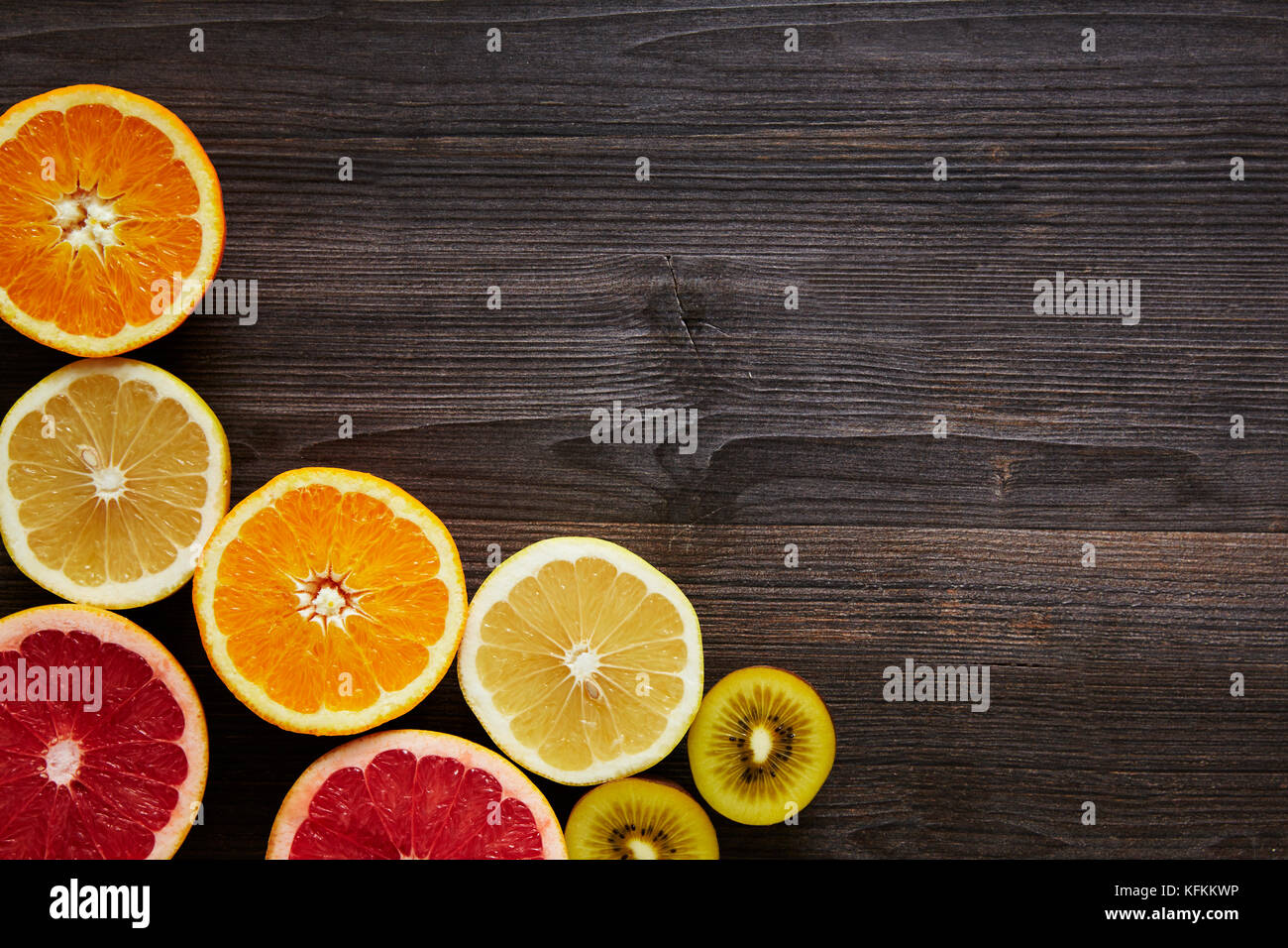 Vitamin C Früchte in der unteren Ecke des Rahmens Stockfoto