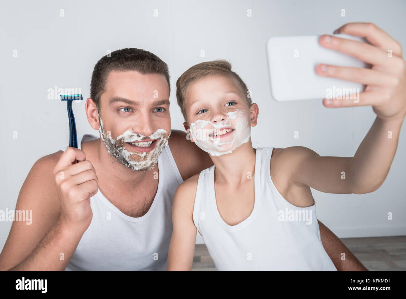 Vater und Sohn gemeinsam rasieren Stockfoto