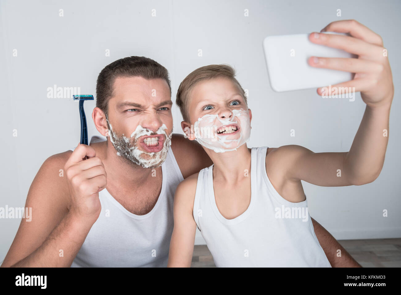 Vater und Sohn gemeinsam rasieren Stockfoto