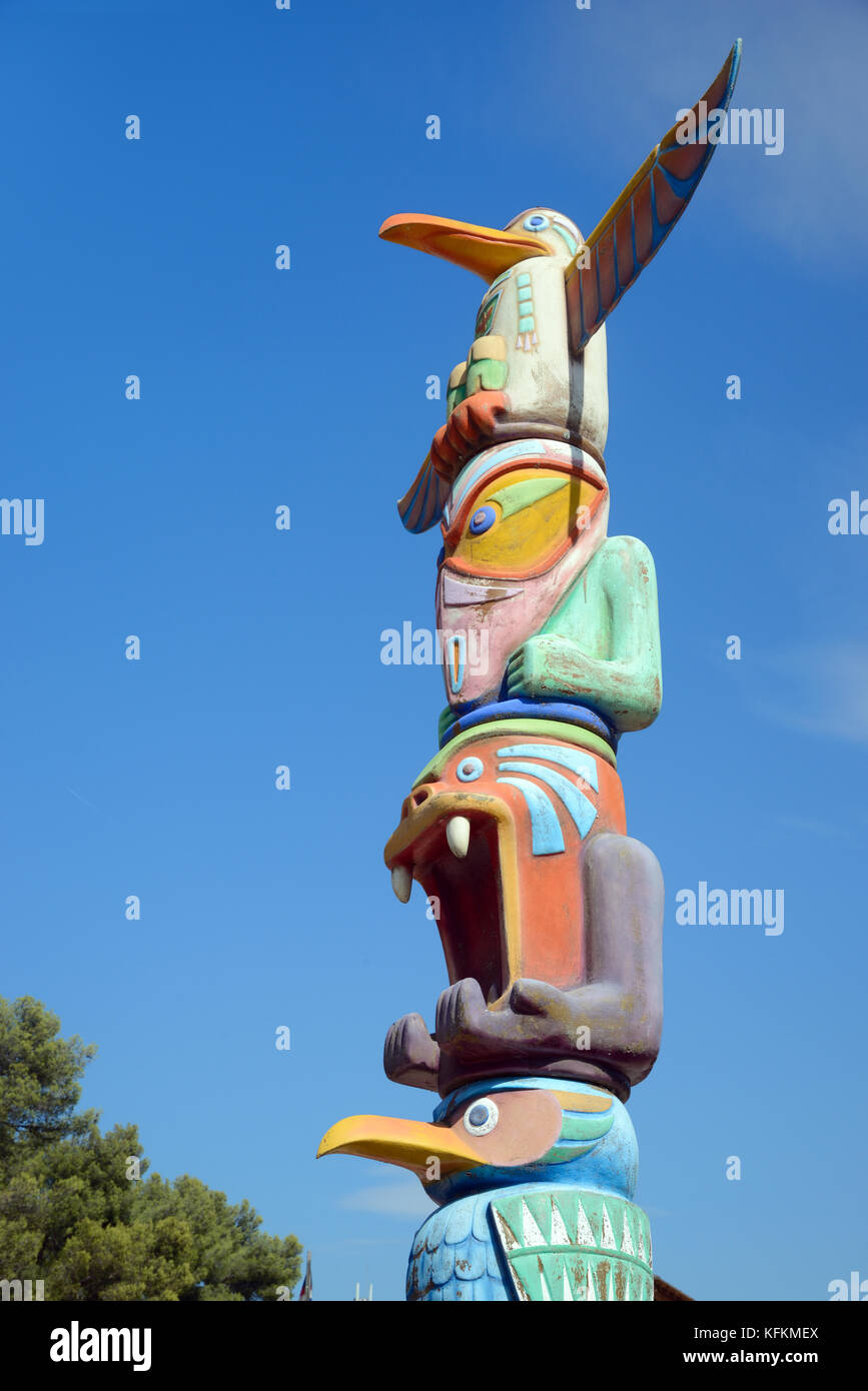 Totem Pole außerhalb des Wild West Themed OK Corral Amusement Park oder Theme Park, Cuges-les-Pins, Provence, Frankreich Stockfoto