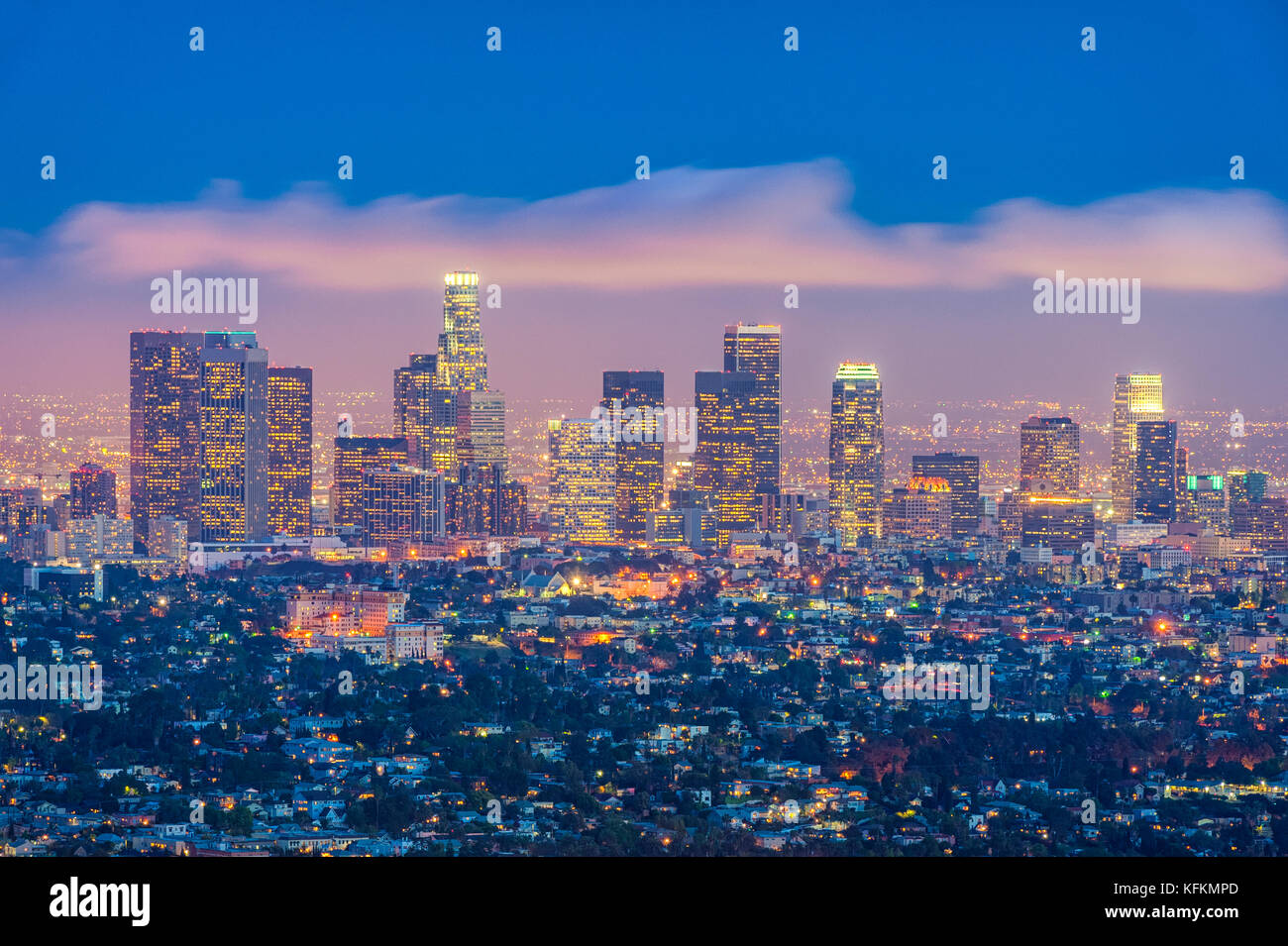 Skyline von Los Angeles, Kalifornien, USA bei Dämmerung Stockfoto