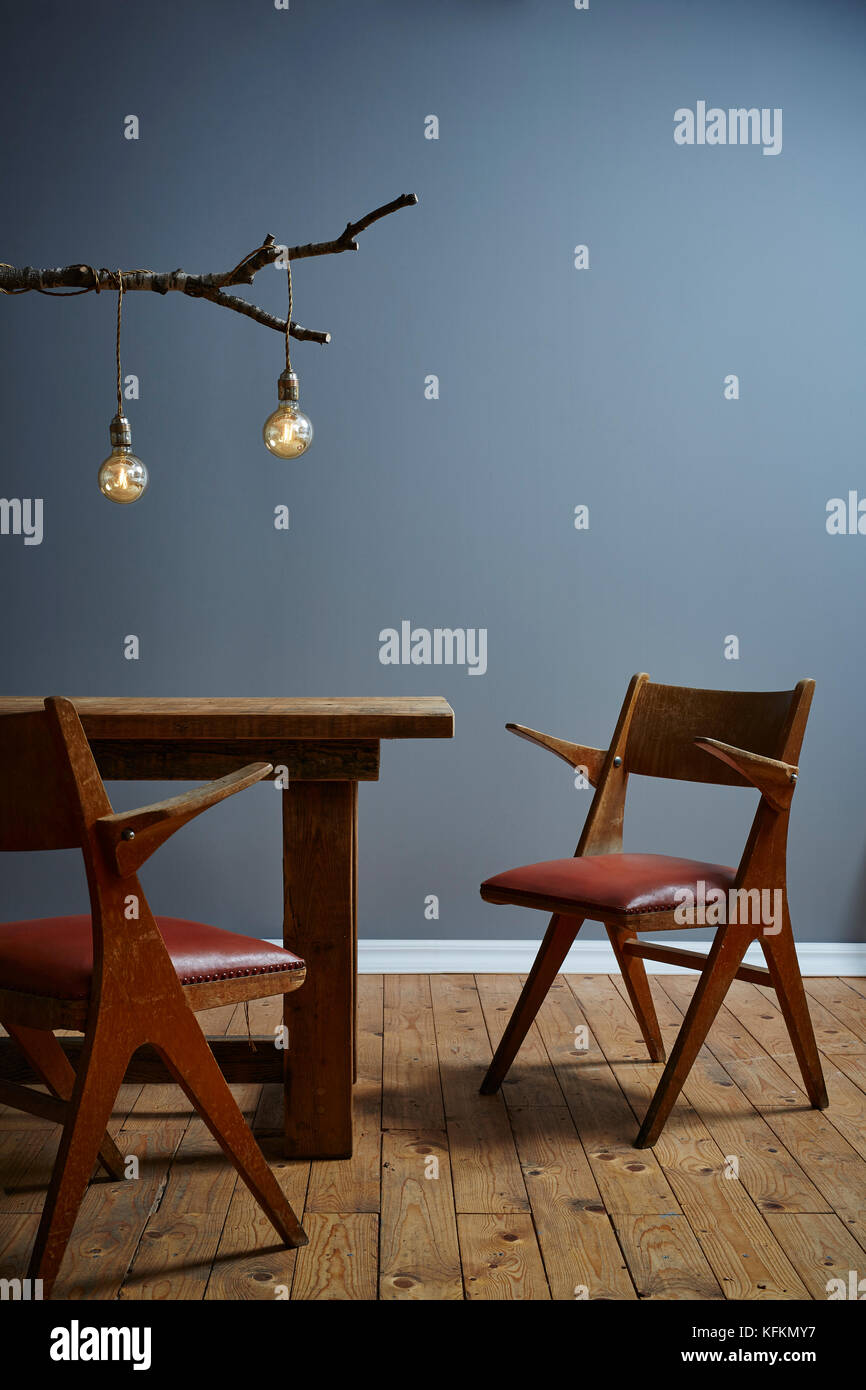 Urban Design Zweig lampe Vintage Stühle auf hölzernen Tisch Stockfoto