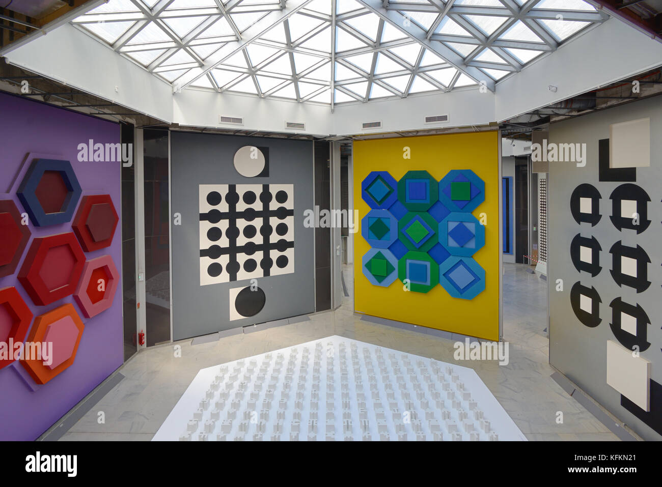 Kunst Galerie Interieur in der Vasarely Stiftung oder Fondation Vasarely Museum, Aix-en-Provence, Provence, Frankreich Stockfoto