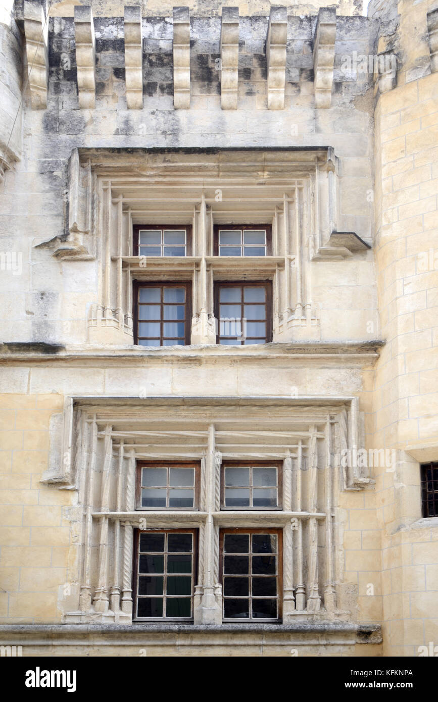 Renaissance-Fenster des Presbyteriums (16.16), später als Rathaus, in der Grand Rue, Suze-la-Rousse, Drôme, Frankreich Stockfoto