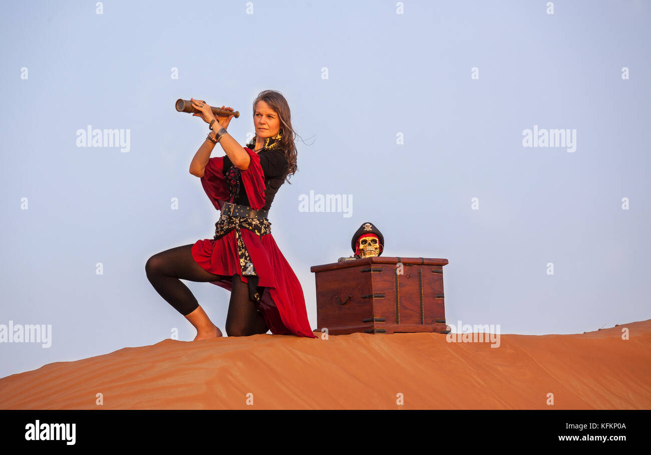 Lady Pirate in der Wüste mit einem Schatz Stockfoto