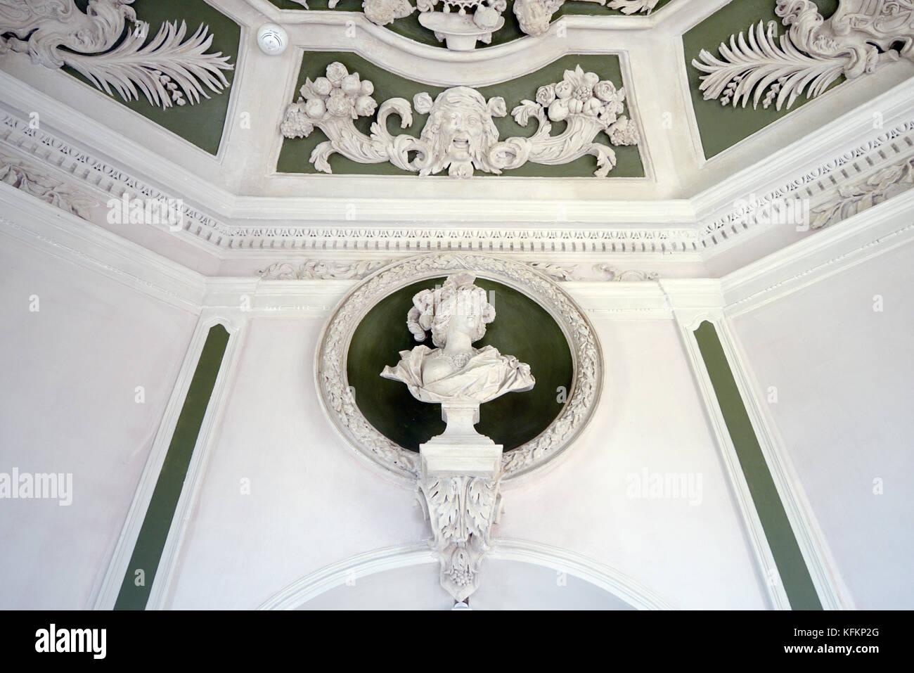 Büste von Minerva und Stuckdecke im achteckigen Salon (17.c) oder Salon, Château von Suze-la-Rousse Drome France Stockfoto