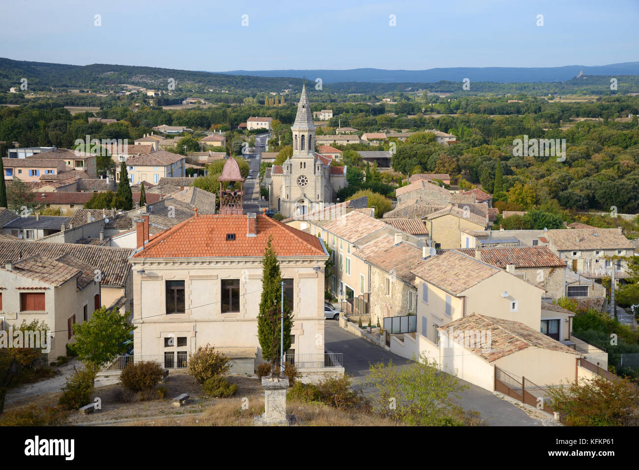 Blick über das Rathaus, die Kirche und das Dorf Montségur-sur-Lauzon Drôme Frankreich Stockfoto