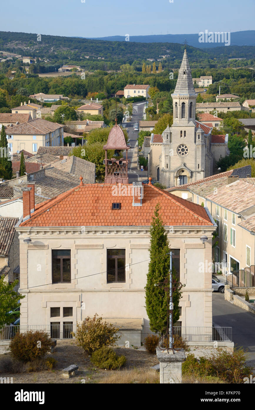 Blick über das Rathaus, die Kirche und das Dorf Montségur-sur-Lauzon Drôme Frankreich Stockfoto
