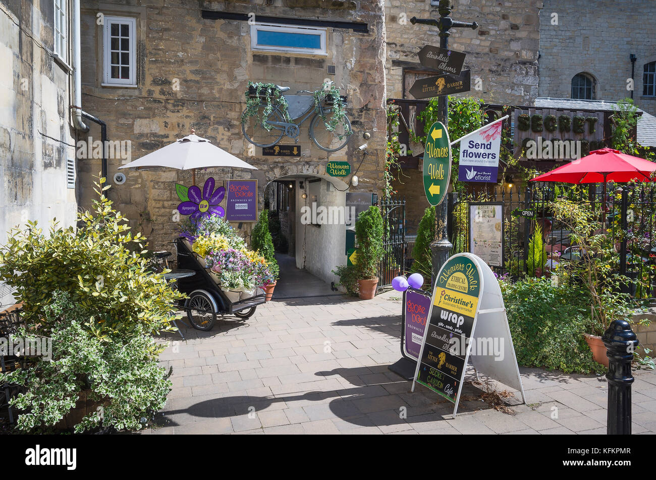 Kleine Geschäfte sind ein Merkmal der Weber zu Fuß im Zentrum von Bradford on Avon Wiltshire England Großbritannien Stockfoto