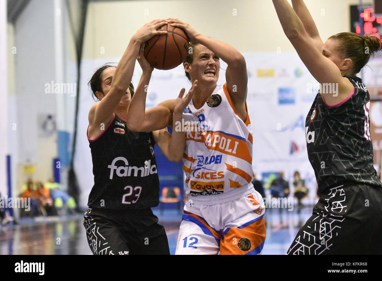 Cercola, Italien. 29 Okt, 2017. von Neapel guard Jillian christina Harmon in Aktion während der Meisterschaft italienische Serie ist eine Women's Basketball Saison saces Mapei givova Napoli gegenüber famila Schio. wuber Spiel endet 59-64 Für famila Schio. wuber Credit: Paola visone/Pacific Press/alamy leben Nachrichten Stockfoto