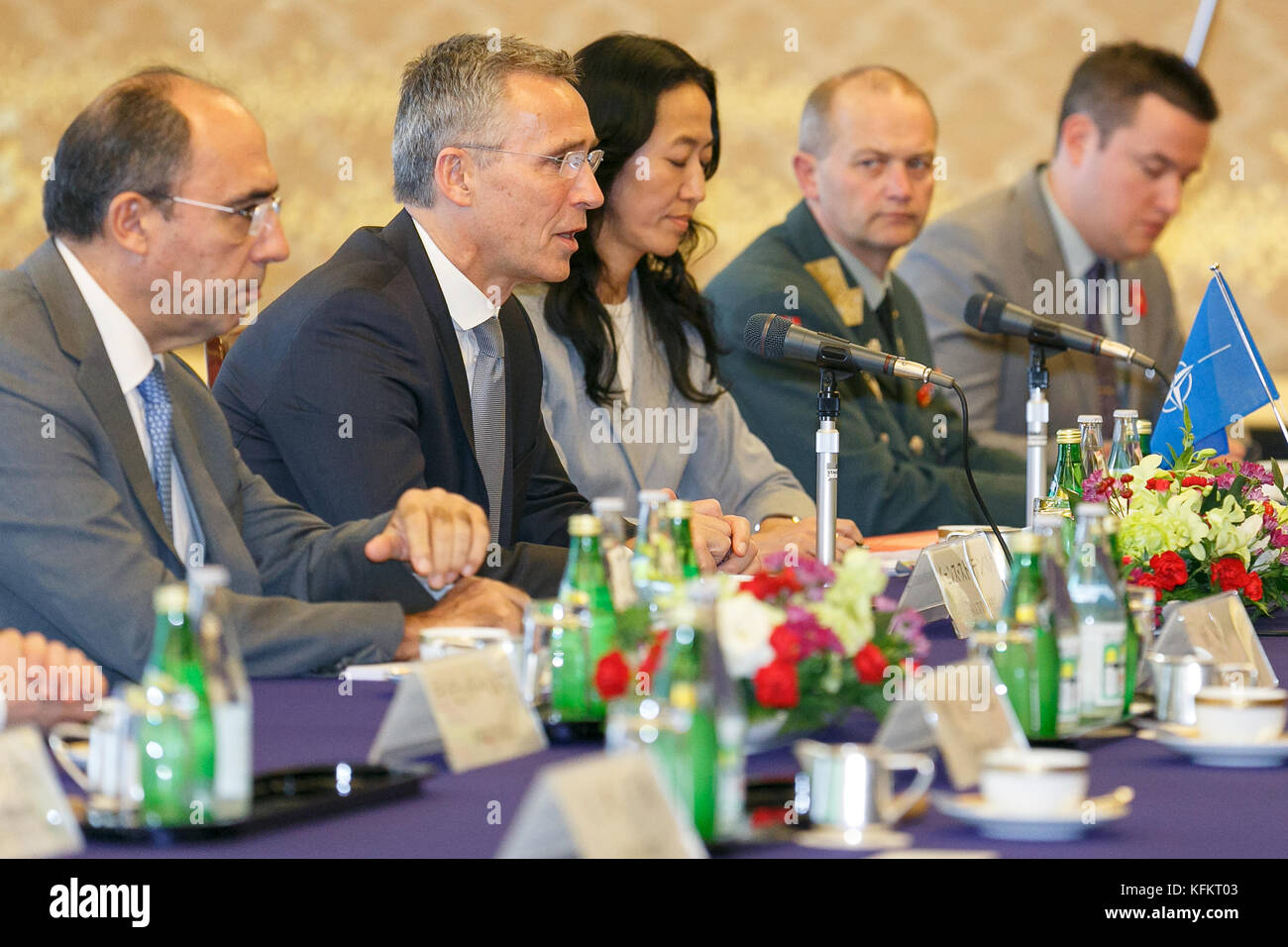 Tokio, Japan. 30. Oktober 2017. Der Generalsekretär der Nordatlantikvertrags-Organisation (NATO) Jens Stoltenberg (Zweiter an L) spricht während eines Treffens mit dem japanischen Außenminister Taro Kono im Gästehaus Iikura am 30. Oktober 2017 in Tokio. Stoltenberg nannte Nordkorea eine "globale Bedrohung" und hofft, höhere Sanktionen gegen seine nuklearen und ballistischen Raketenprovokationen zu verhängen. Quelle: Rodrigo Reyes Marin/AFLO/Alamy Live News Stockfoto