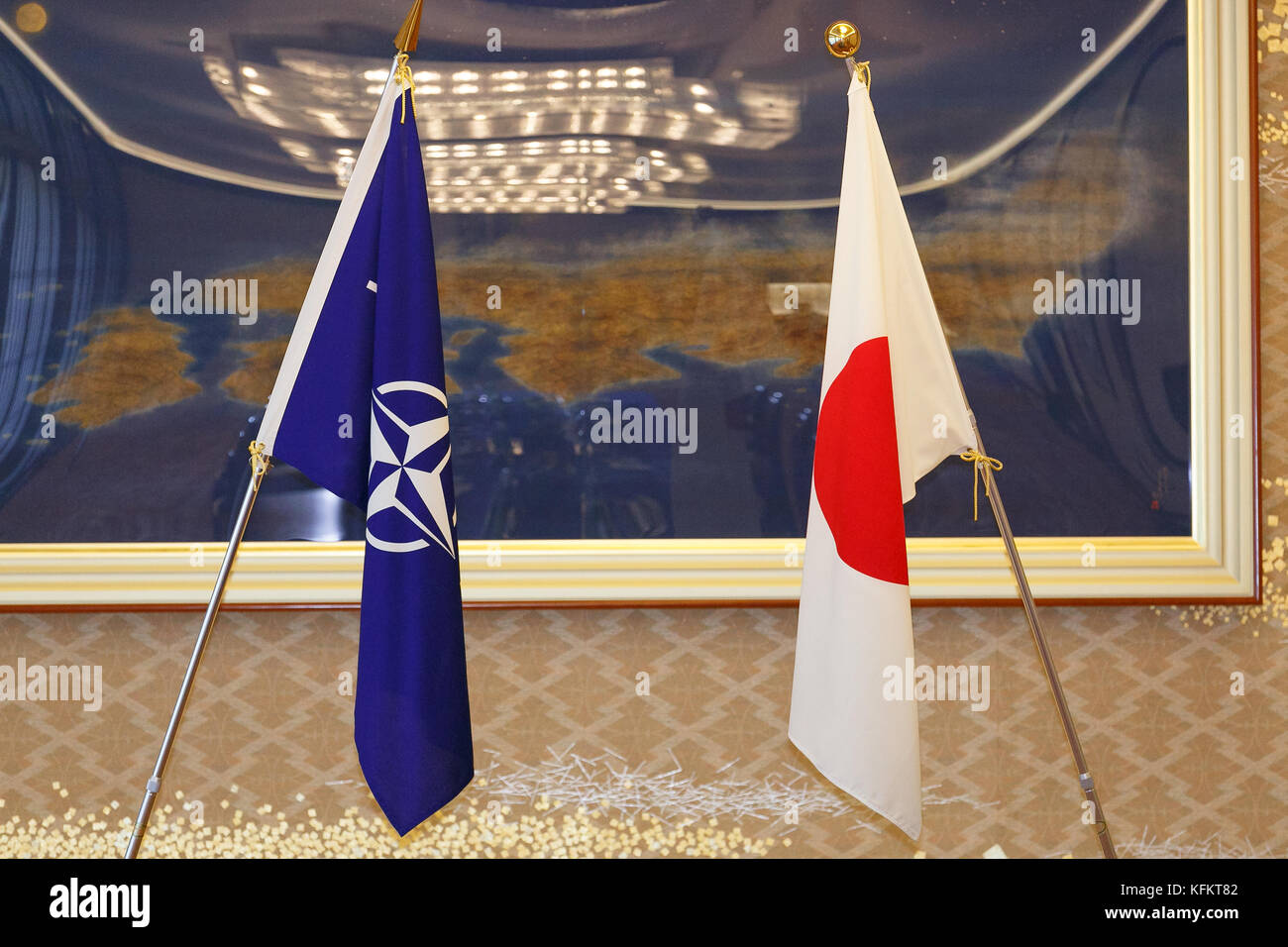 Tokio, Japan. 30. Oktober 2017. (L bis R) Flaggen der Nordatlantikvertragsorganisation (NATO) und Japans im Gästehaus Iikura am 30. Oktober 2017 in Tokio, Japan. Der Generalsekretär der Nordatlantikvertragsorganisation (NATO) Jens Stoltenberg nannte Nordkorea eine "globale Bedrohung" und hofft, höhere Sanktionen gegen seine nuklearen und ballistischen Raketenprovokationen zu verhängen. Quelle: Rodrigo Reyes Marin/AFLO/Alamy Live News Stockfoto