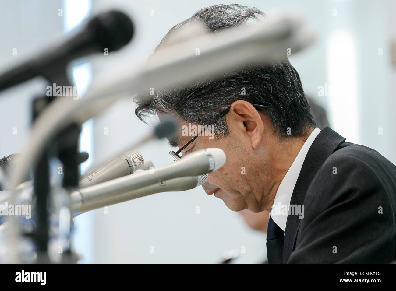 Tokio, Japan. 30. Oktober 2017. Naoto Umehara, Executive Vice President von Kobe Steel Ltd., nimmt am 30. Oktober 2017 an einer Pressekonferenz in Tokio Teil. Umehara kündigte an, dass das Unternehmen seine Nettoertragsprognosen für das laufende Geschäftsjahr aufgeben werde und keine Dividenden auszahlen werde, solange die durch seinen Datenfälschungsskandal verursachte Unsicherheit fortbesteht. Quelle: Rodrigo Reyes Marin/AFLO/Alamy Live News Stockfoto