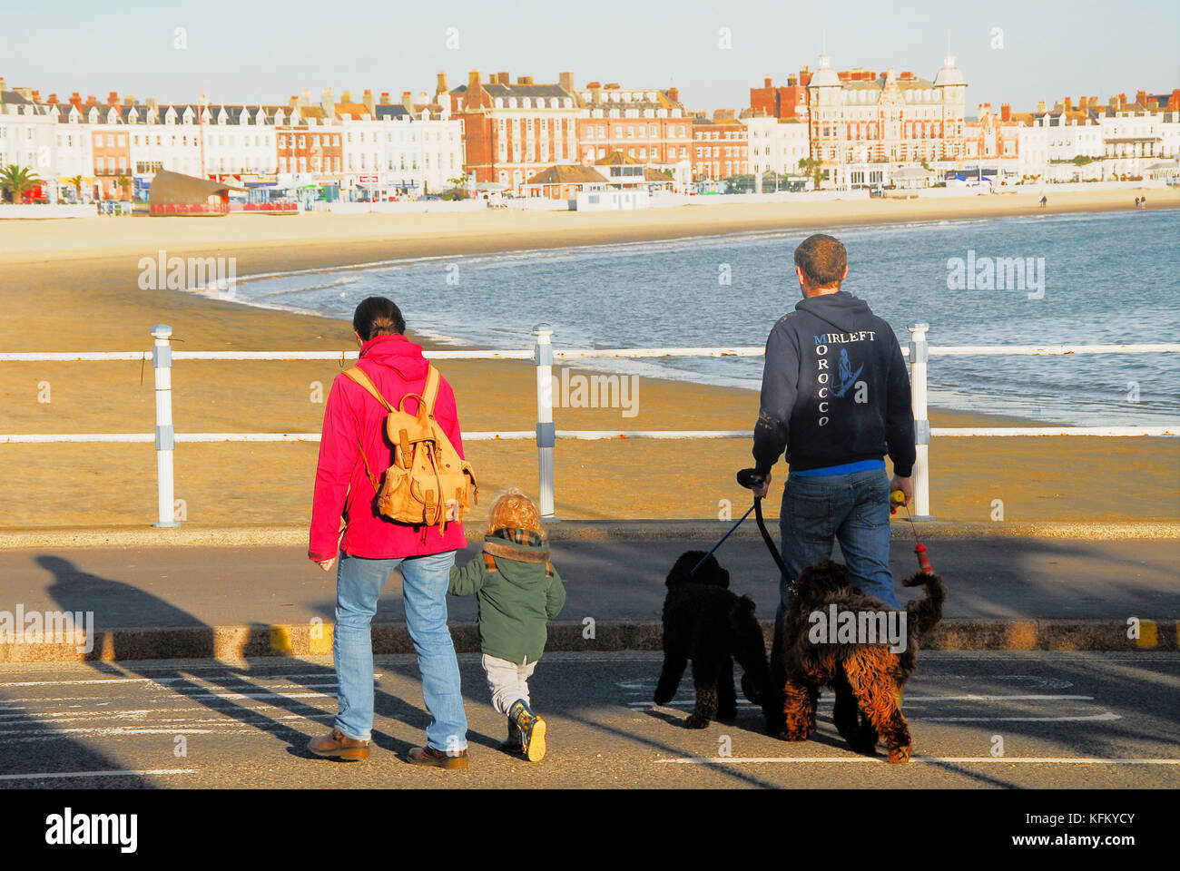 Weymouth, Großbritannien. 30 Okt, 2017. de Wetter. einen sonnigen, aber kalten Start in den Tag in Weymouth und die Menschen können ihre Hunde Übung am Strand wieder, jetzt wo die Weihnachtszeit ist über Credit: stuart Hartmut Ost/alamy leben Nachrichten Stockfoto