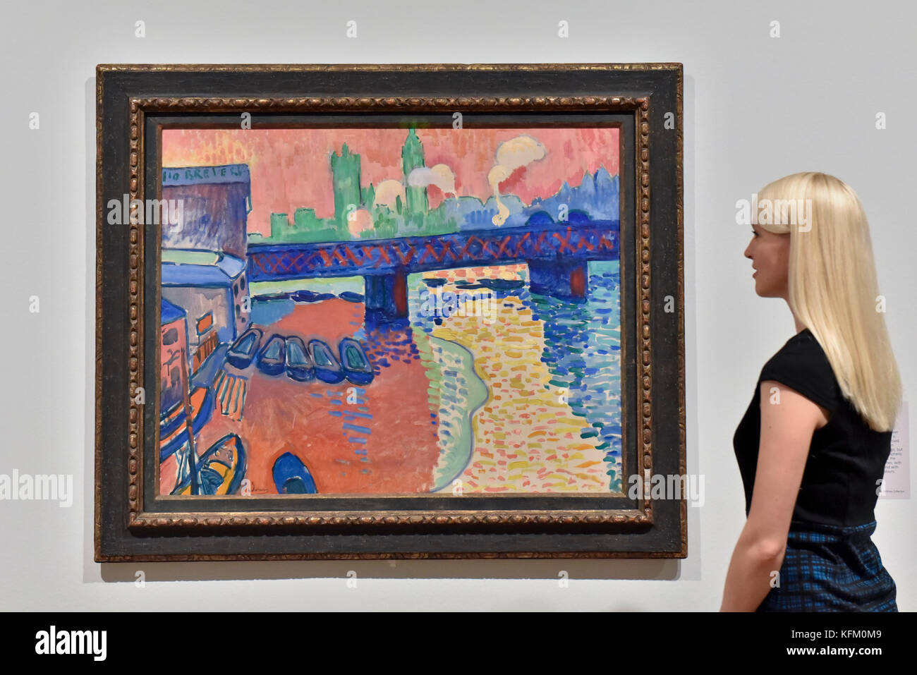 London, Großbritannien. 30 Okt, 2017. Ein Mitarbeiter Ansichten 'Charing Cross Bridge, London', 1906-07, von André Derain in einer Vorschau von "Impressionisten in London, französische Künstler im Exil (1870-1904)" in der Tate Britain. Die Ausstellung versammelt über 100 Werke von Monet, Tissot, Pissarro und andere in die erste Skala zeigen der französischen Künstler, die Zuflucht in Großbritannien während des Deutsch-Französischen Krieges gesucht und zeigt Blick auf London als durch französische Augen gesehen. Die Ausstellung läuft vom 2. November 2017 bis 29. April 2018. Credit: Stephen Chung/Alamy leben Nachrichten Stockfoto