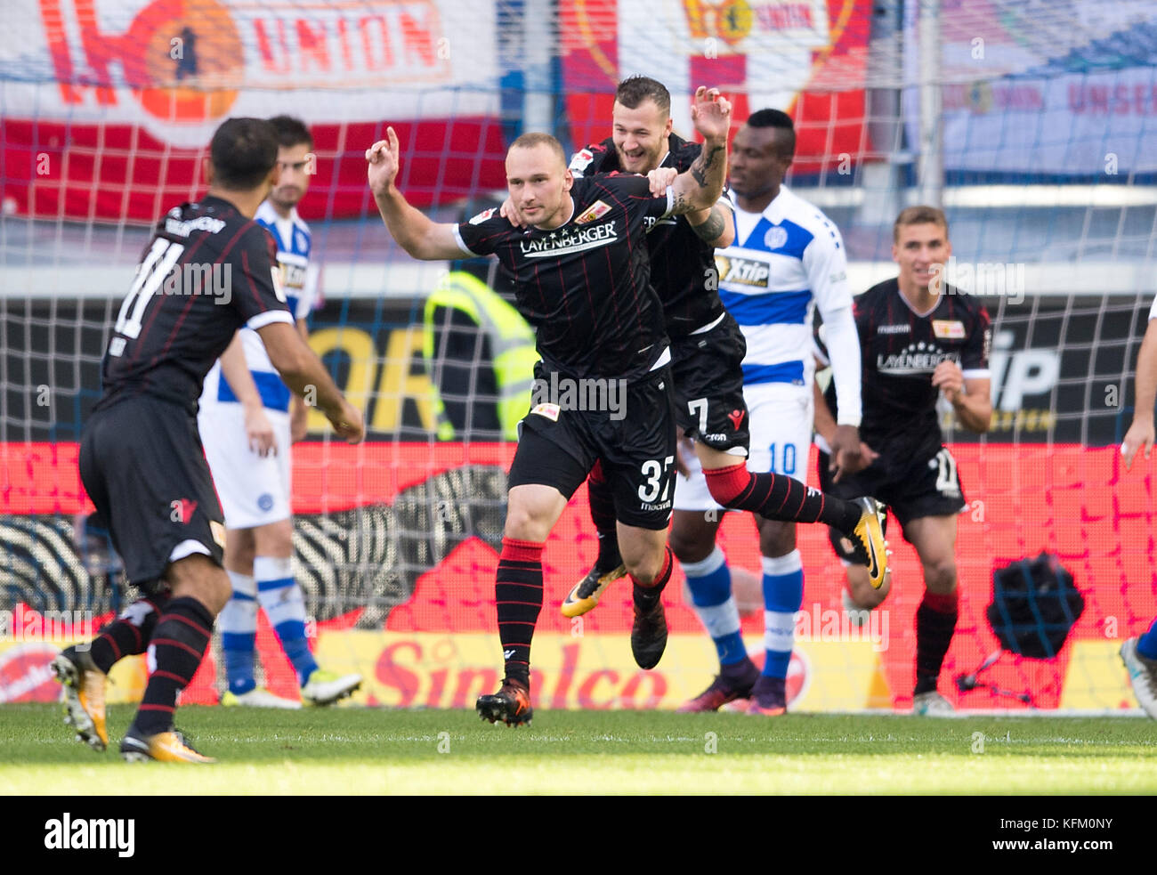 Jubilation Toni LEISTNER (Union/2.vl.) Nach seinem Tor zum 0:1, mit Marcel HARTEL R. (Union) Fussball. Bundesliga, 12. Spieltag, MSV Duisburg (DU) - Union Berlin, am 29.10.2017 in Duisburg/Deutschland. |Nutzung weltweit Stockfoto