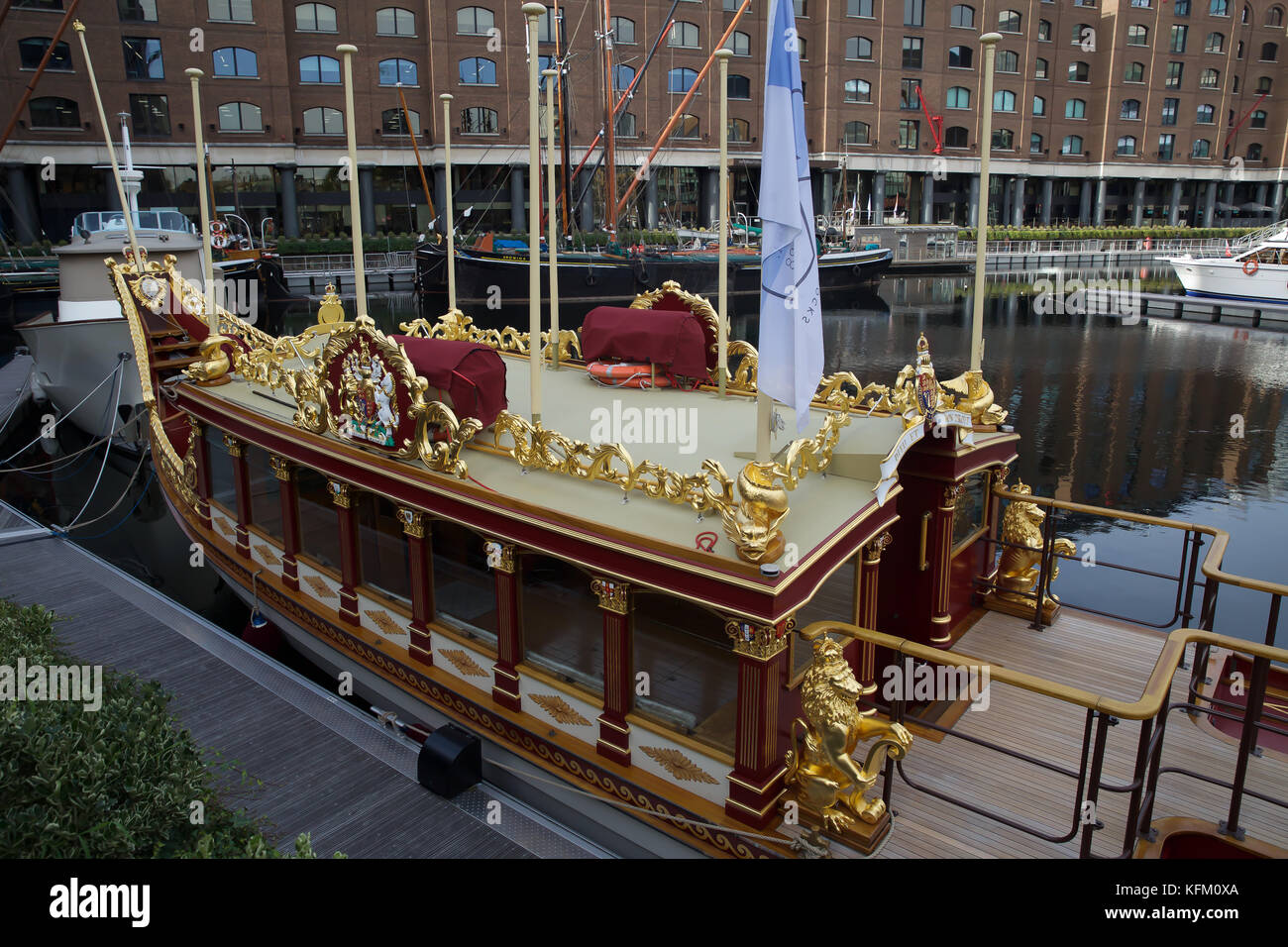 London, Großbritannien. 30 Okt, 2017. Gloriana, der Königin Rowbarge, festgemacht an einem hellen, klaren und kühlen Herbst morgen in die St Katherine's Dock, London wie die Prognose ist für den 11 C heute. Credit: Keith Larby/Alamy leben Nachrichten Stockfoto