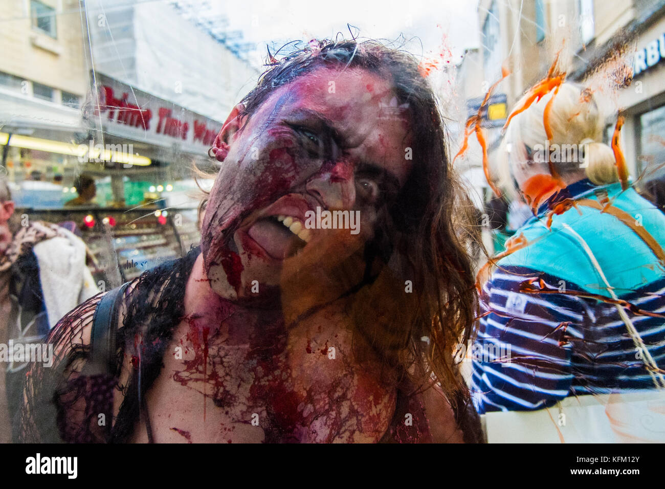 Bristol, UK. 28. Oktober 2017. verkleidet als Zombies in Bristol zombie Walk 2017 bereit für Halloween Gutschrift teilhaben: Shaun Jones/alamy leben Nachrichten Stockfoto