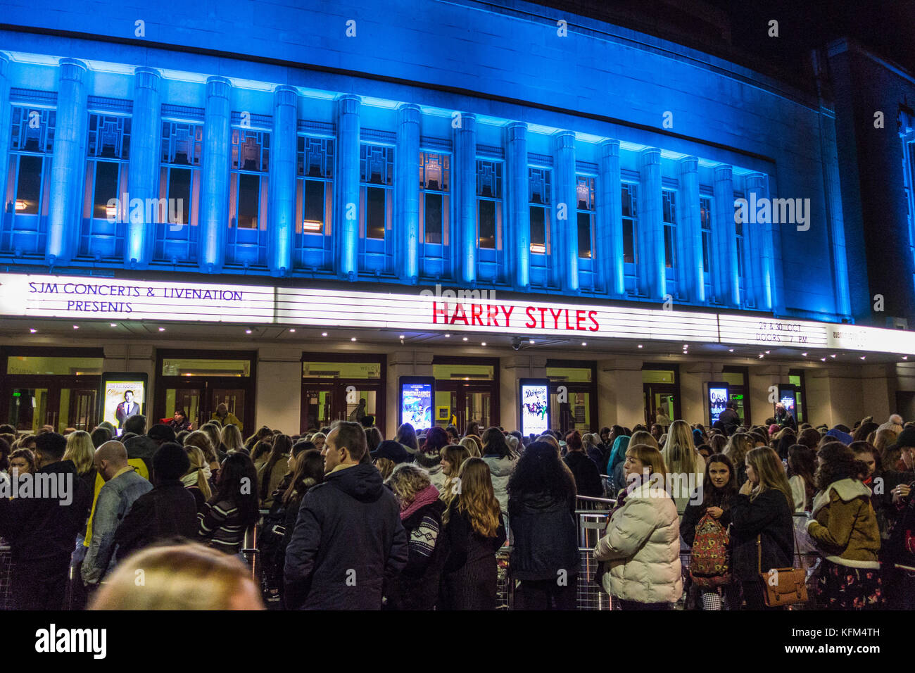 Teenager-Fans, die sich vor dem Eventim Apollo in Hammersmith, London, in der Schlange für die Harry Styles von One Direction anstellen Stockfoto