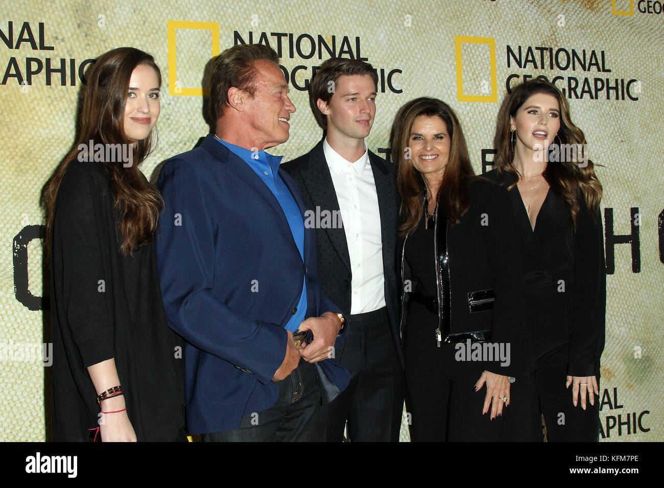 Los Angeles, CA, USA. 30. Oktober 2016. 30. Oktober 2017 – Los Angeles, Kalifornien – Christina Schwarzenegger, Arnold Schwarzenegger, Patrick Schwarzenegger, Maria Shriver und Katherine Schwarzenegger. Die Premiere von National Geographic „The Long Road Home“ fand in der Royce Hall in der UCLA in Los Angeles statt. Foto: AdMedia Credit: AdMedia/ZUMA Wire/Alamy Live News Stockfoto