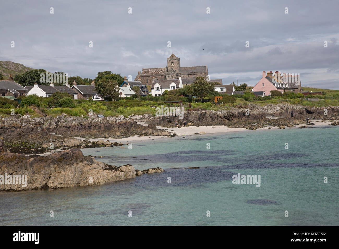 Iona Abbey und Küsten Häuser aus Sound of Mull Schottland gesehen Stockfoto