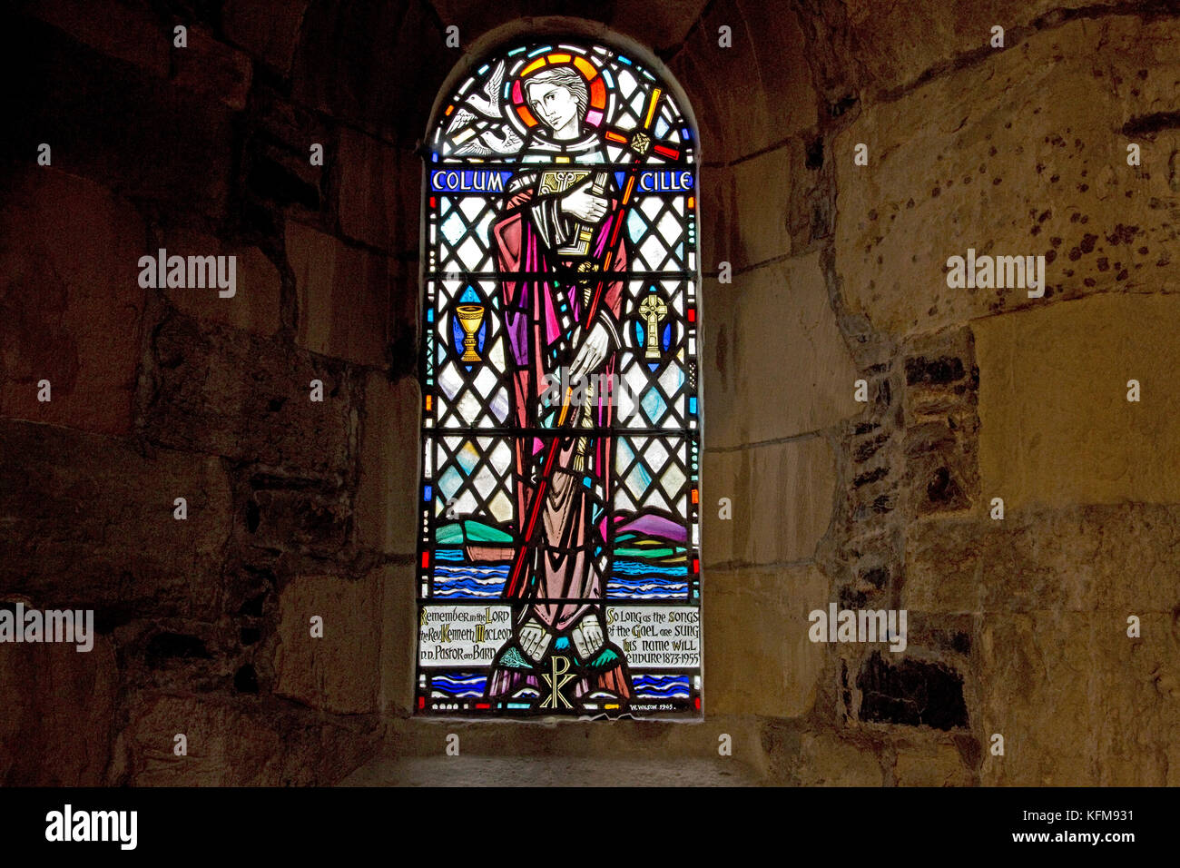 St Columba Glasfenster in Iona Abbey Schottland Stockfoto