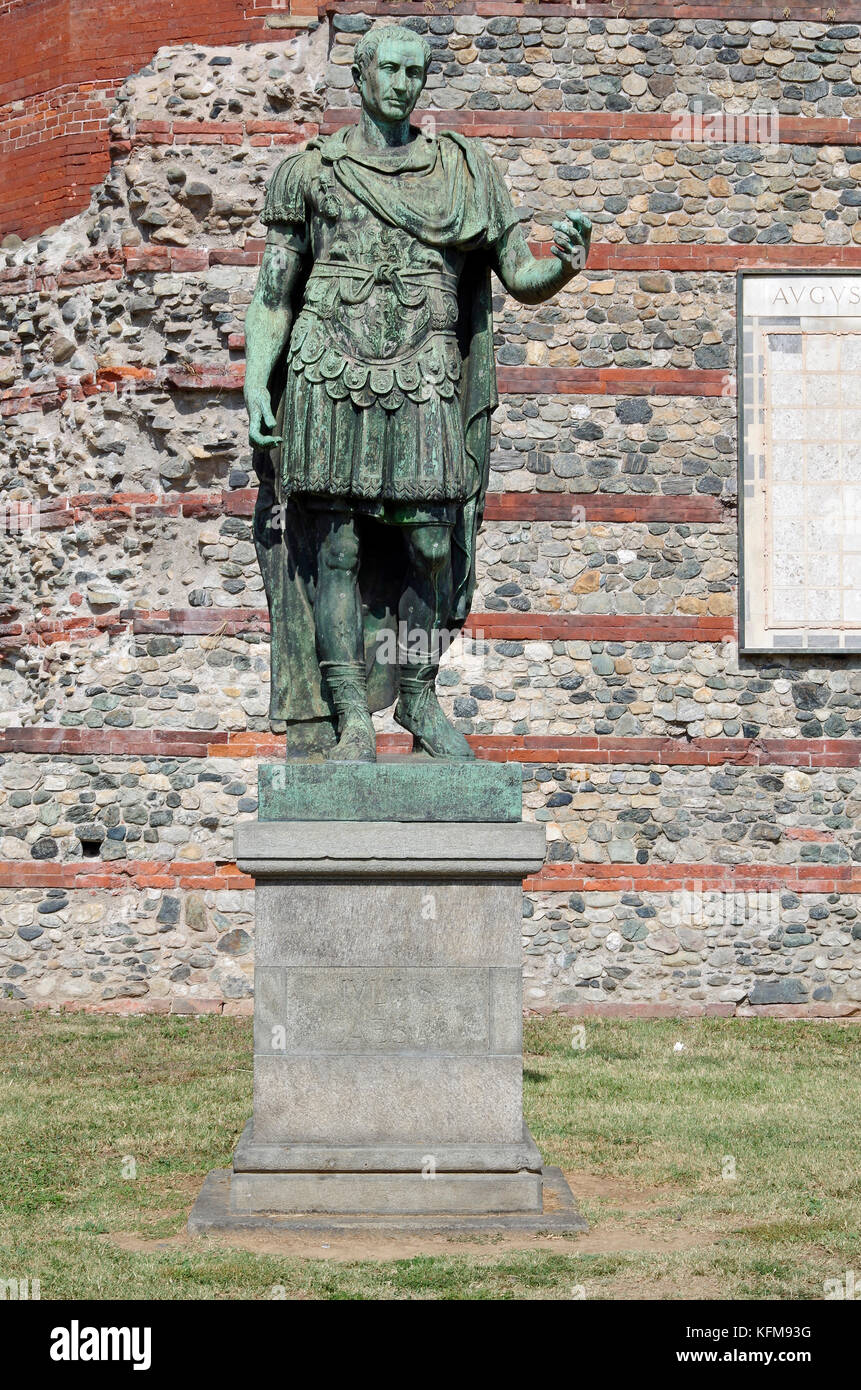Replica Bronzestatue von Julius Caesar an die Pfälzische Tor, der letzten noch erhaltenen römischen Tor von Turin, Turin, Italien Stockfoto