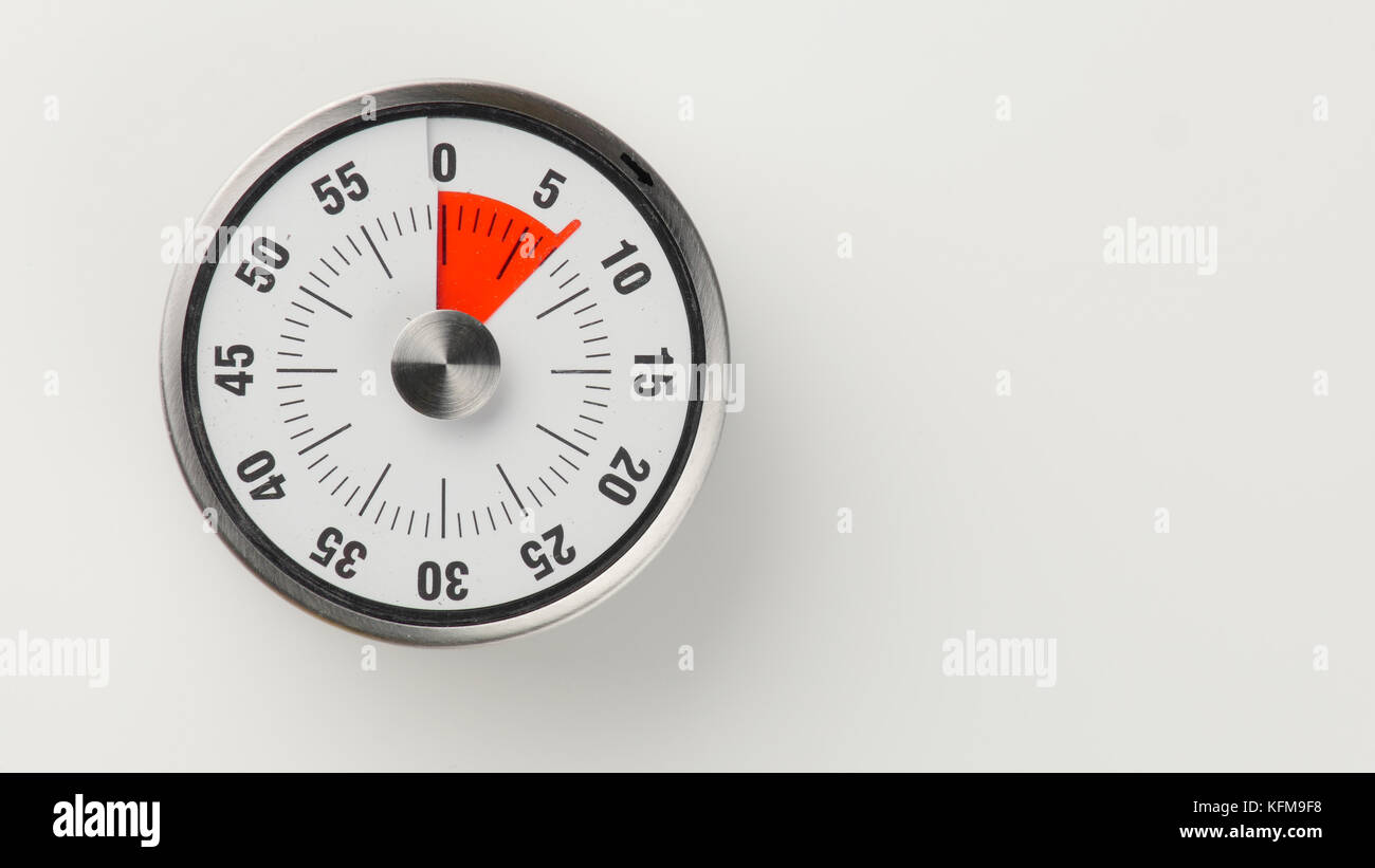 Klassische analoge Küche Countdown Timer mit klassischen Zifferblatt und  Rot verbleibende Zeit angezeigt wird, 7 Minuten links, oben in der Nähe  geschossen mit Platz kopieren Stockfotografie - Alamy