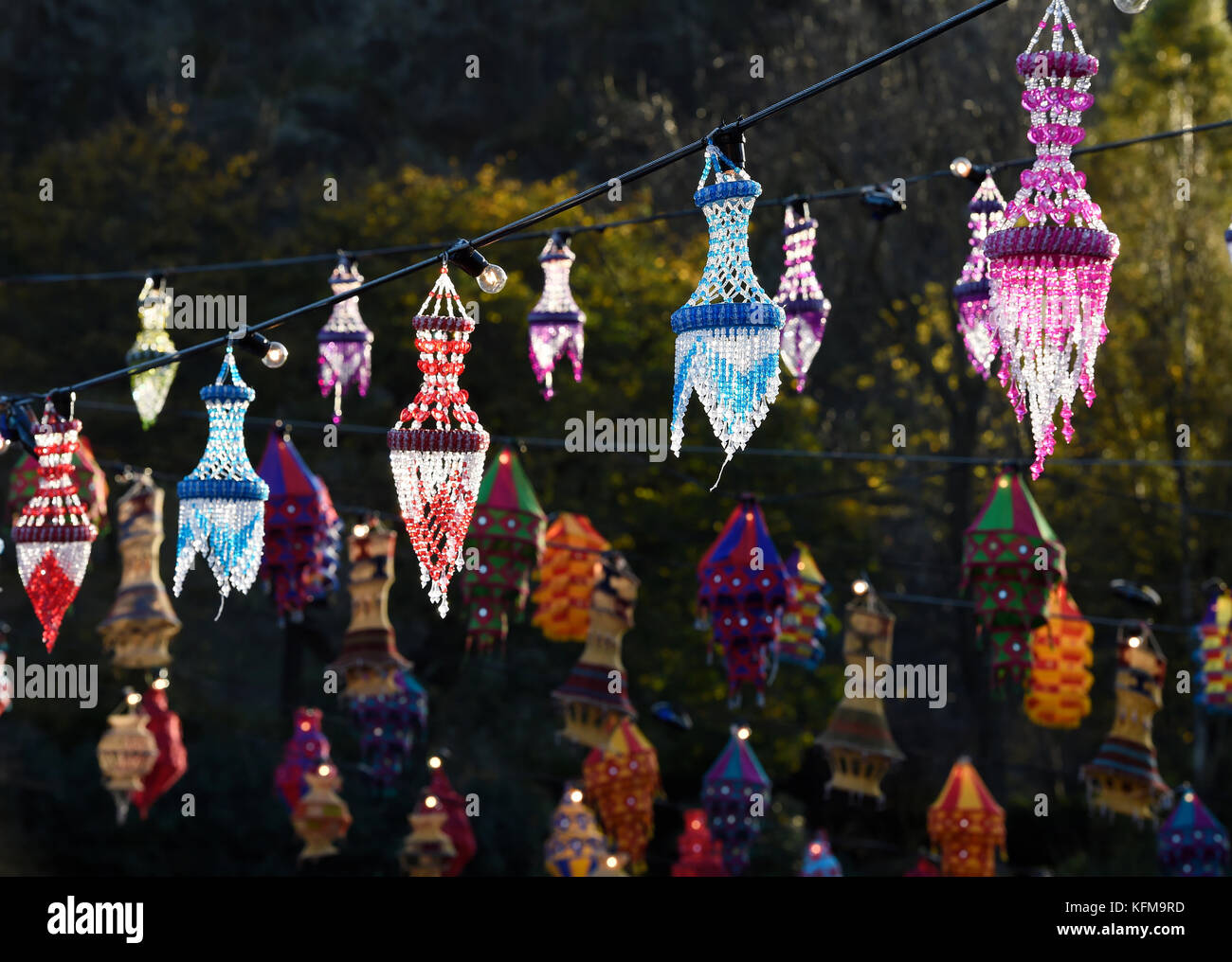 Bunten Laternen hängen Sie in der Princes Street Gardens und Edinburgh während der jährlichen Diwali feiern. Stockfoto
