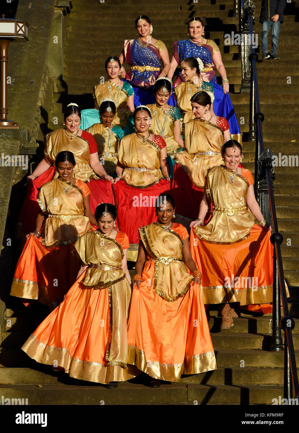 Eine Gruppe von indischen Tänzer gehen Sie die Schritte in den Princes Street Gardens bei der jährlichen Diwali Festival in Edinburgh. Stockfoto