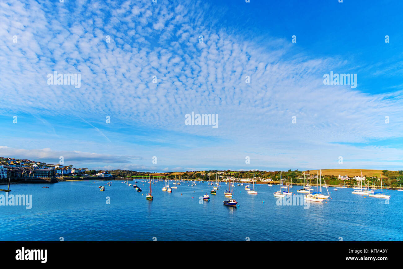 Schönen Hafen von Falmouth in Cornwall, UK, in der Ferne können Sie die Ufer der Spülung Dorf auf der rechten Seite sehen. Stockfoto