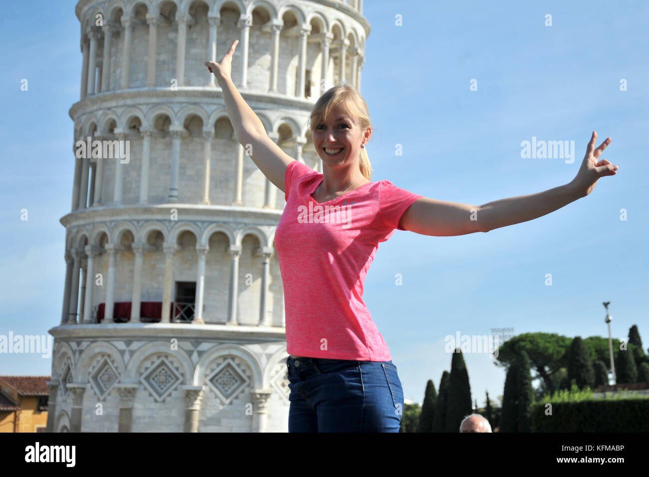 Touristen auf der Piazza dei Miracoli 29/09/2017-Pisa-Italien Chronik Touristen Chinesen, Türken, Russen, Amerikaner und viele andere scheinen auf Pisa auf der Piazza dei Miracoli zu gehen, um selfie mit dem Turm zu werden oder ihn bei dem Versuch zu unterstützen, ihn Am Morgen zu richten, Es erschienen einige Live-Cartoons mit dem Minion of My Bad. In Fotos: Eine Gruppe netter Mädchen aus Tschechien. Where: Pisa, Toskana, Italien Wenn: 29. September 2017 Kredit: IPA/WENN.com............................................. Stockfoto