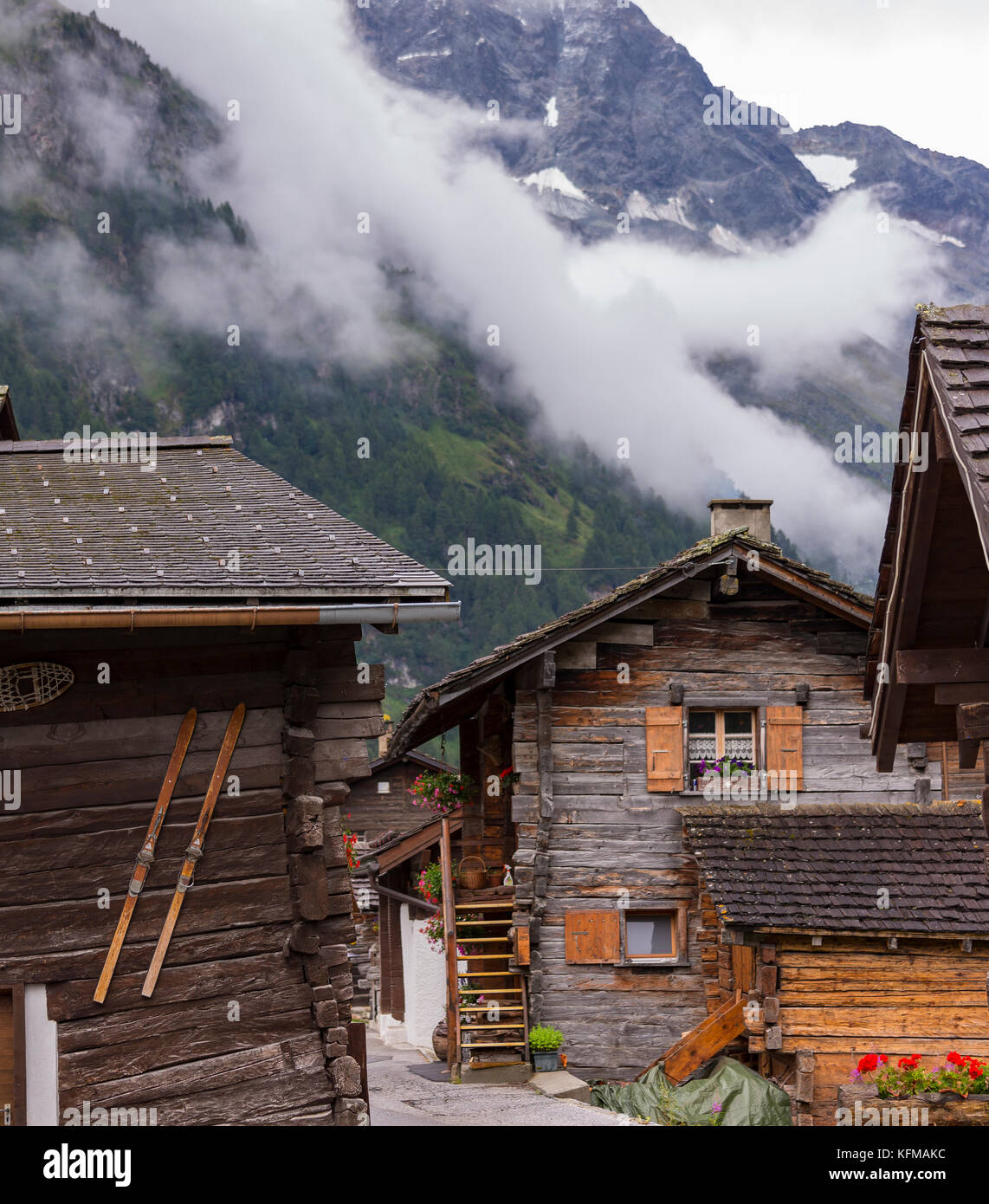 Zinal, Schweiz - historische Gebäude im alten Dorf, Stadt von Zinal, Walliser Alpen Berge. Stockfoto